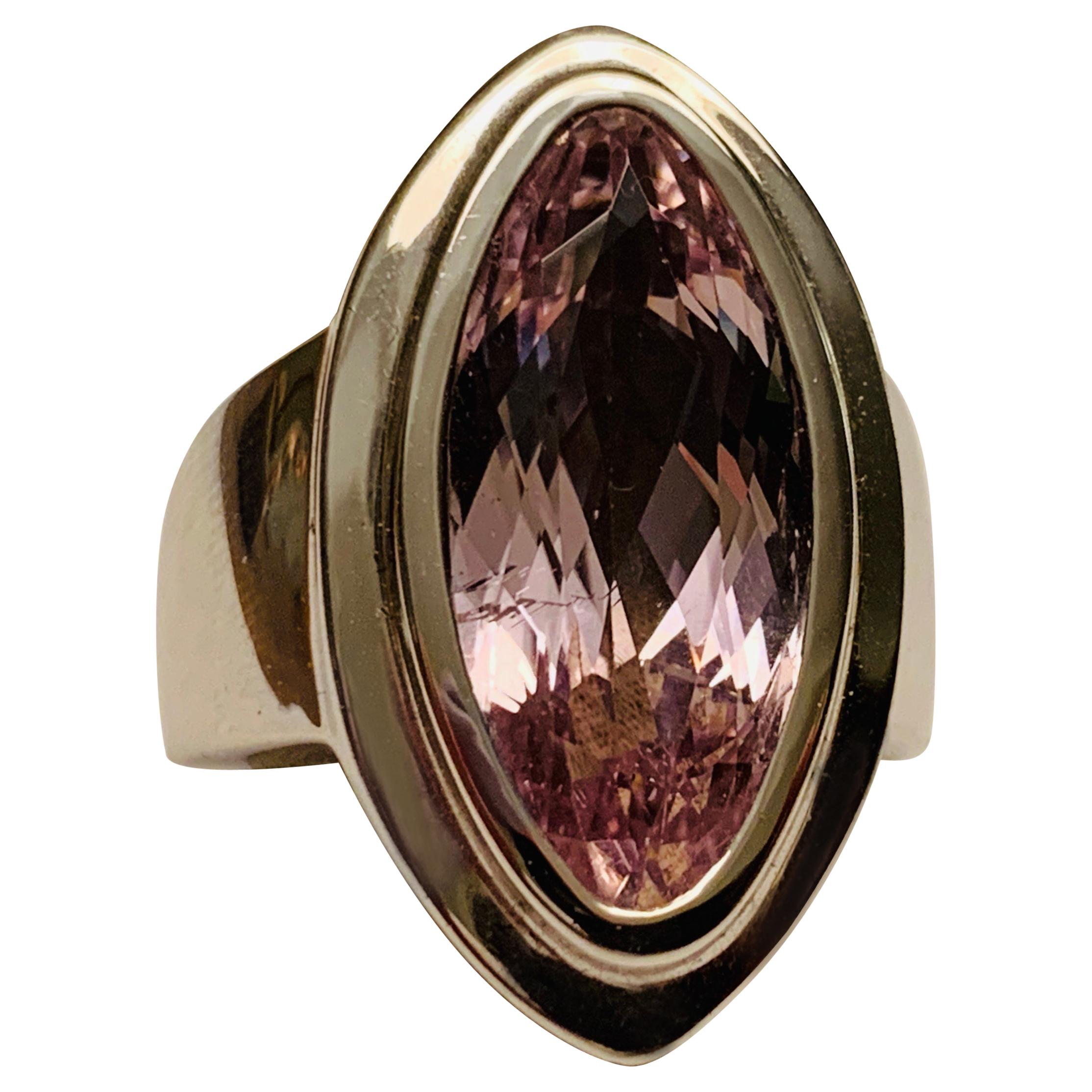 Bague très moderne et discrète en or blanc massif 18 K K sertie d'une Kunzite de forme marquise pesant 13,01 carats ! 
La bague est actuellement de taille 55/15 mais peut être redimensionnée plus grande ou plus petite si nécessaire (bague américaine