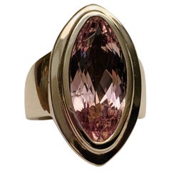 Anello massiccio e moderno in oro 18 carati con Kunzite a forma di marquise