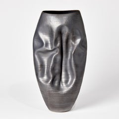 Undulating Crumpled Form No 70, ein Keramikgefäß von Nicholas Arroyave-Portela