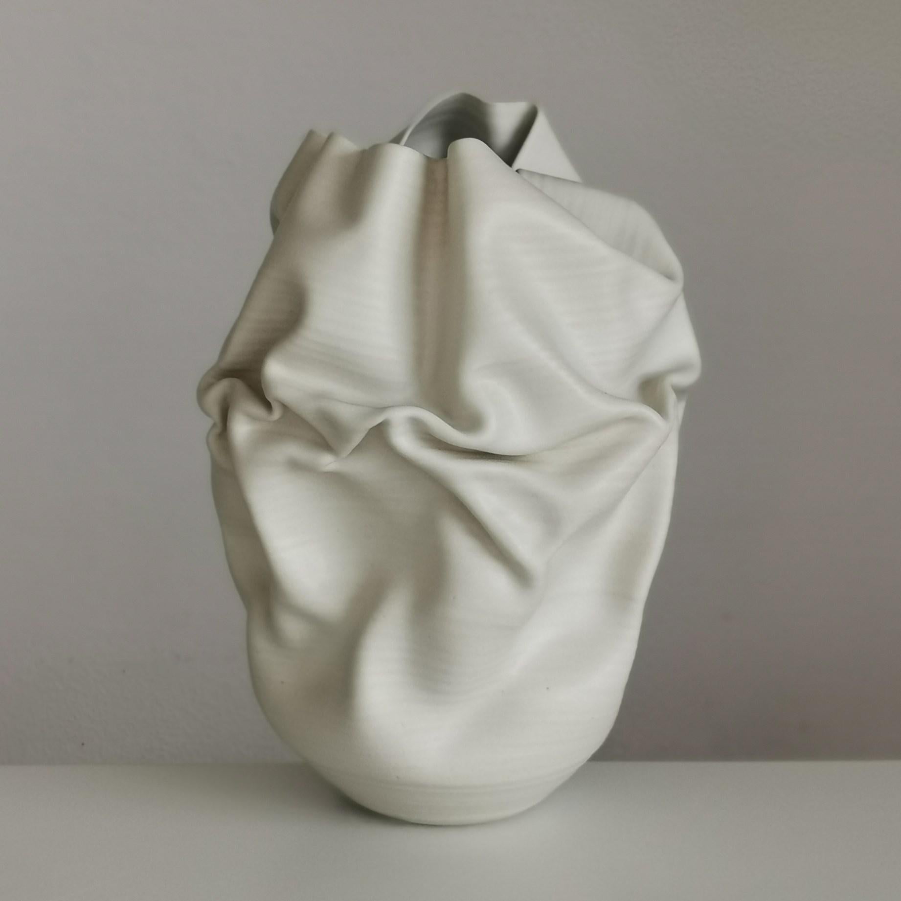 Undulating Crumpled Form No 51, a Ceramic Vessel by Nicholas Arroyave-Portela In New Condition In London, GB