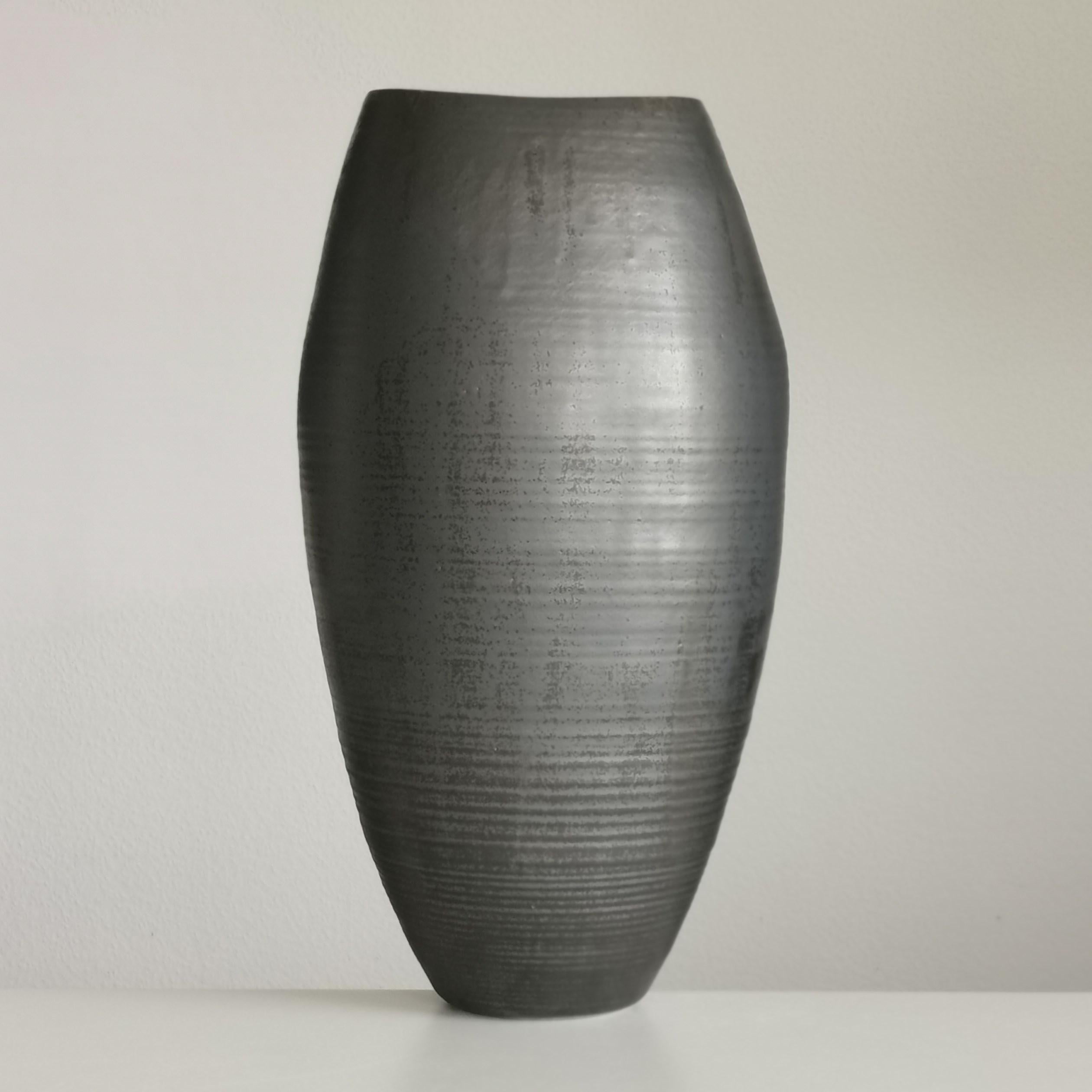 Undulating Crumpled Form No 70, a Ceramic Vessel by Nicholas Arroyave-Portela In New Condition For Sale In London, GB