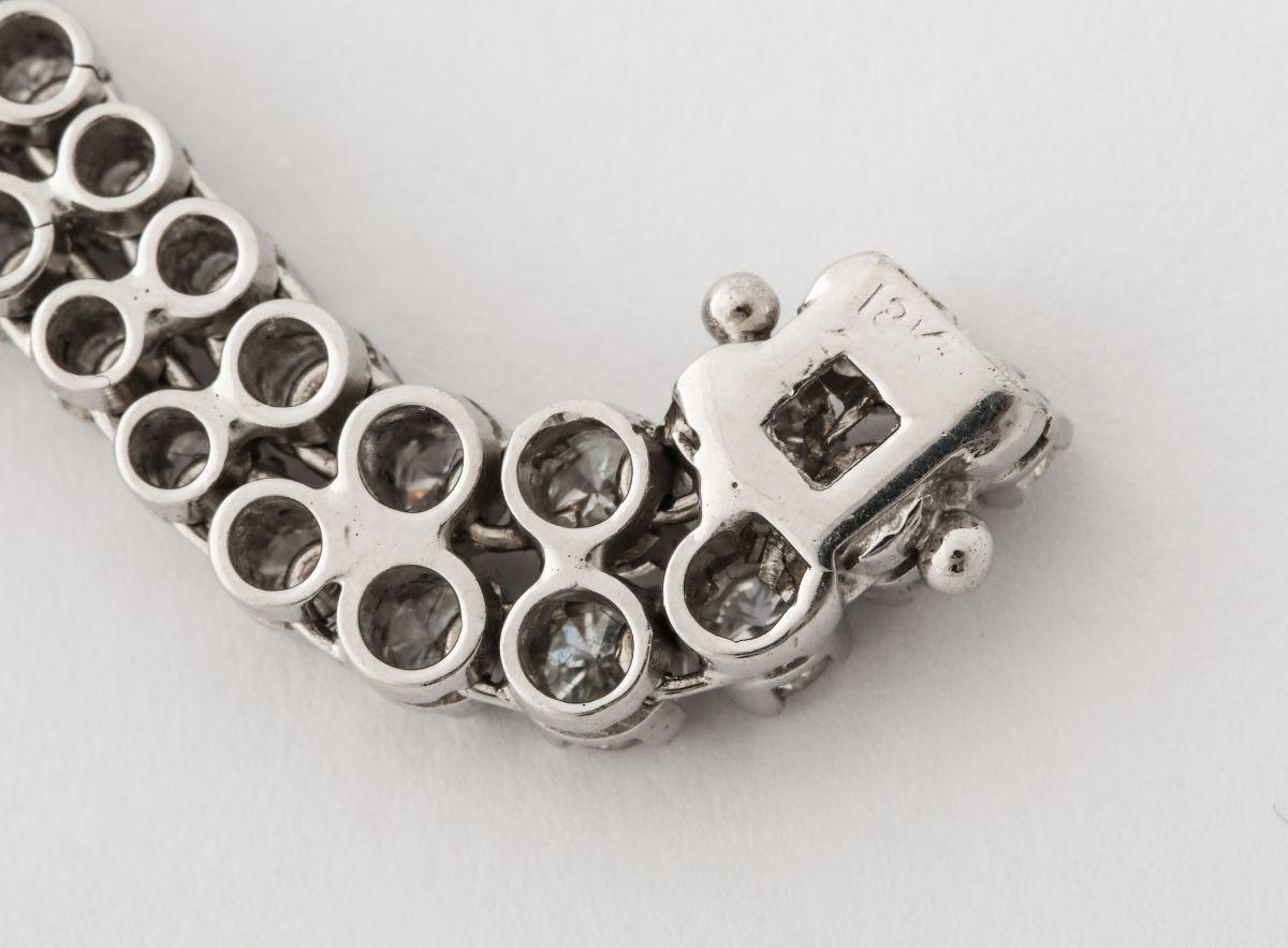 Wellenförmiges Armband aus Diamanten und Weißgold (Moderne) im Angebot
