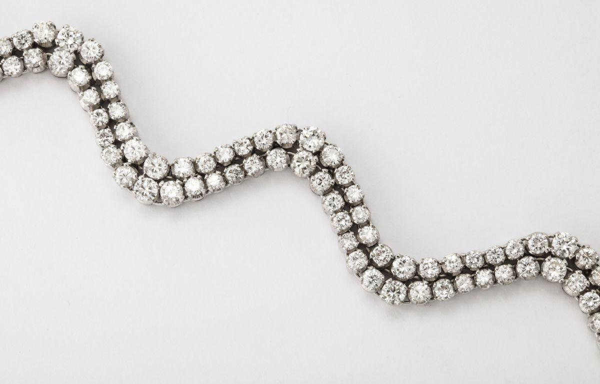 Wellenförmiges Armband aus Diamanten und Weißgold Damen im Angebot