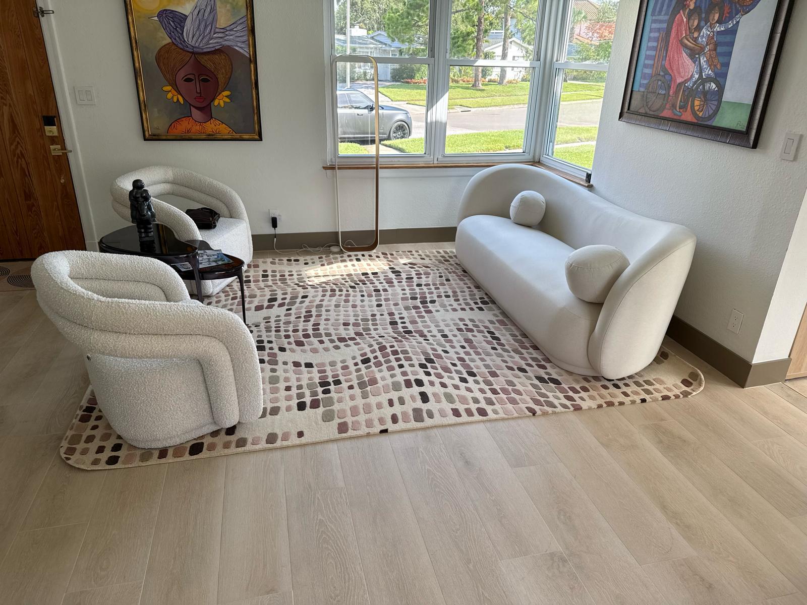 Eleva qualsiasi interno con questo tappeto Undulating Grid annodato a mano, un tessuto moderno e scultoreo realizzato in una raffinata miscela di lana tibetana e seta di bambù. La sua composizione fluida e ondulata trasforma una griglia classica in