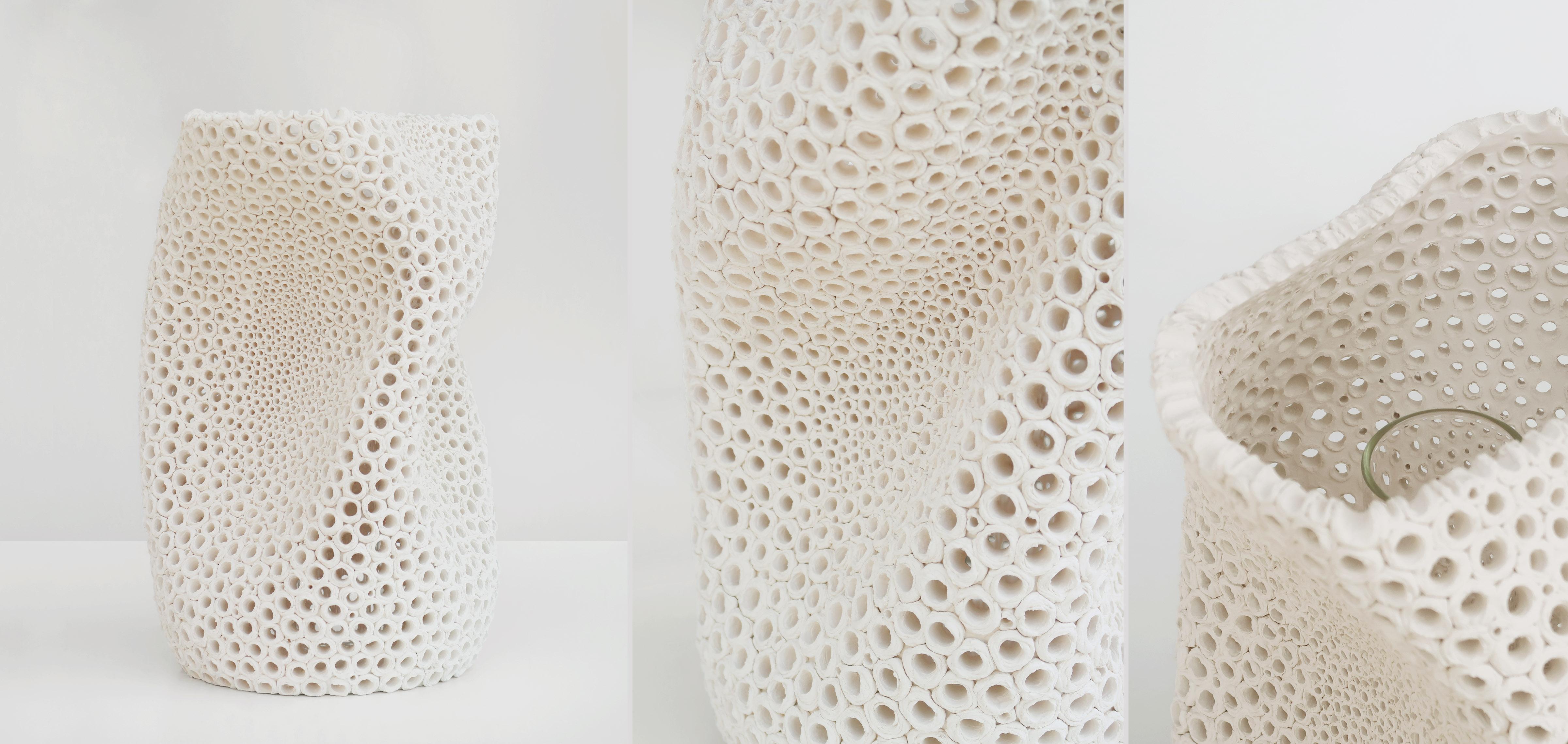 Gewellte Vase aus Steingut in freier Form mit abgestuften Handpiercings von Gilles Caffier. Aus cremefarbenem Steingut. Die Vase ist mit einem Glaseinsatz für Blumen versehen. Aus einer Auflage von 90 Stück, nummeriert und vom Designer signiert.