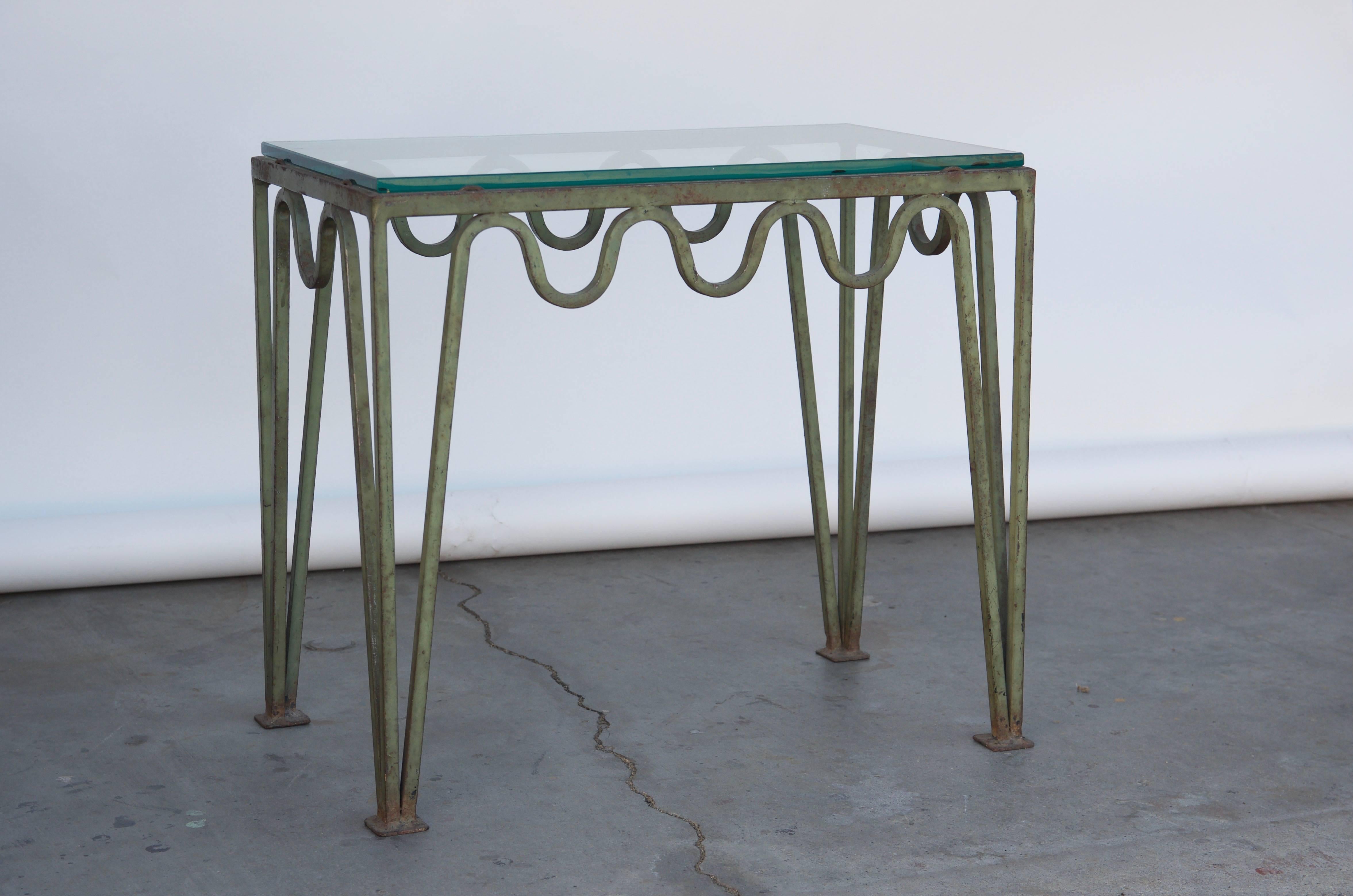 La table d'appoint en verre et acier vert-de-gris 'Méandre' de Design Frères.

Finition en vert-de-gris appliquée à la main.

Chic et discret.