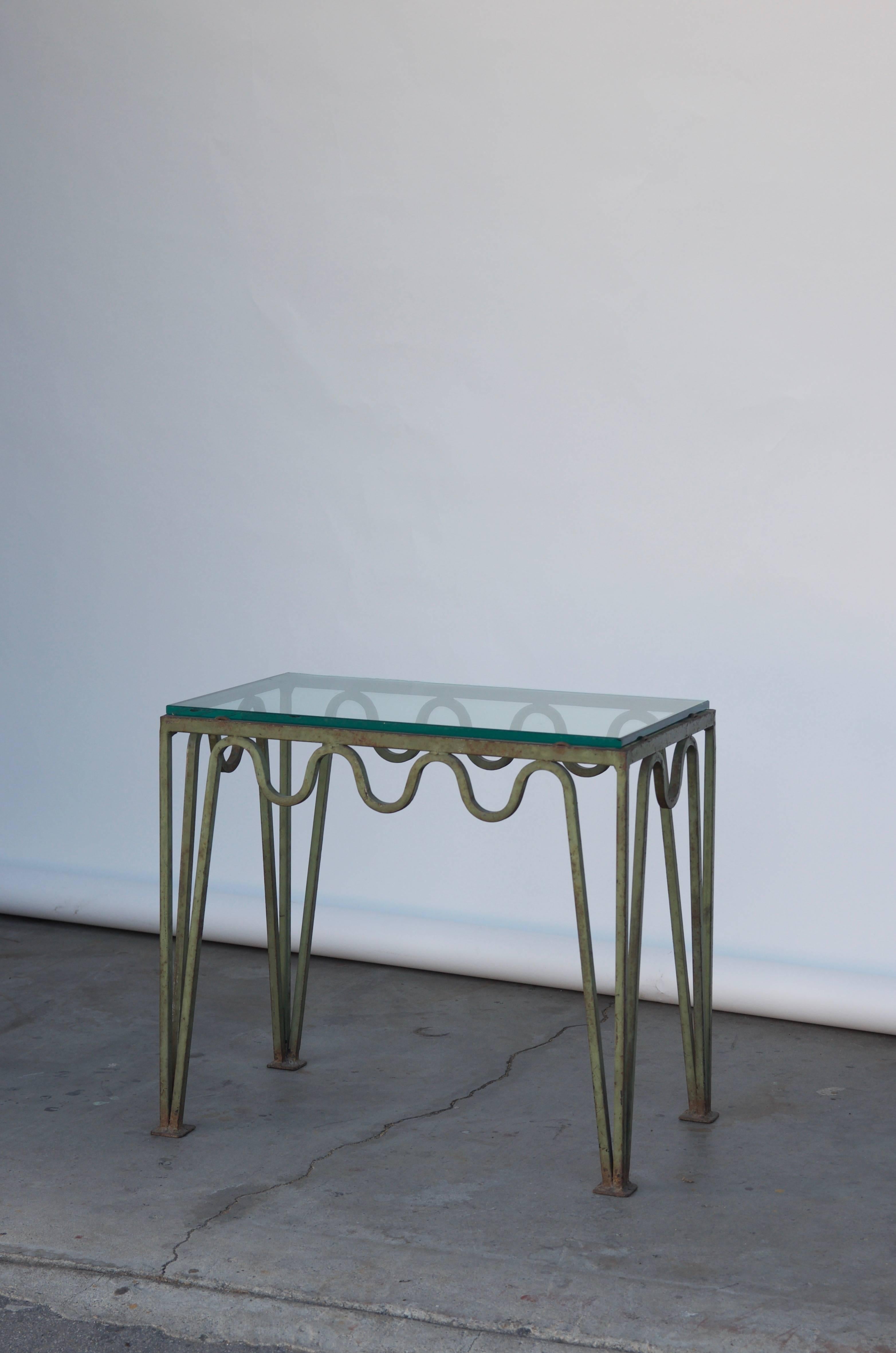 Patiné Table d'appoint ondulée 'Méandre' en verre et fer vertigris par Design Frères en vente