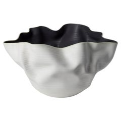 Forme ovale ondulée blanche et noire n° 149 de Nicholas Arroyave-Portela
