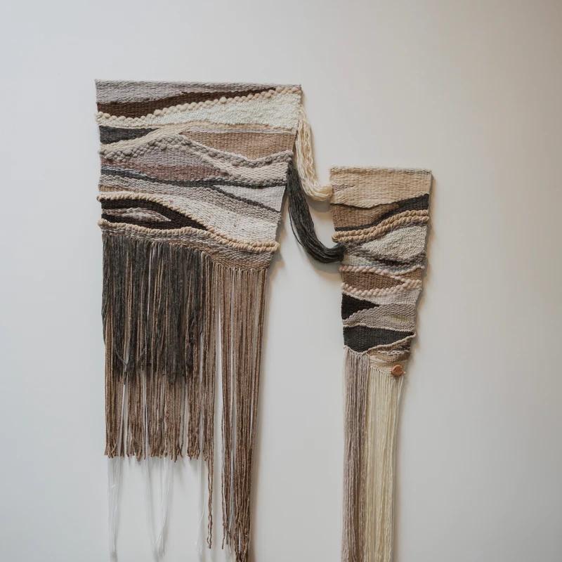Handgewebte, wandmontierte Textilinstallation. Viele der Garne werden von Meredith mit natürlichen Farbstoffen (Kaffee, Lebensmittelabfälle) handgefärbt und mit Upcycling-Garnen aus ihrer langjährigen Tätigkeit in der Modebranche (Überschüsse