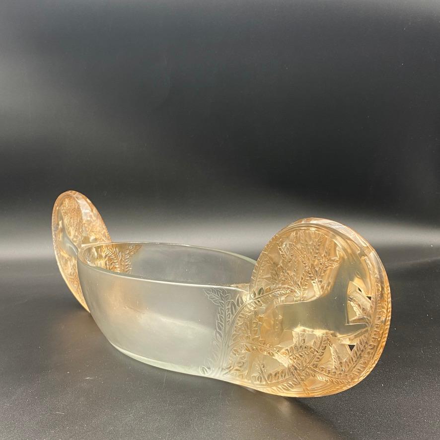 Early 20th Century une jardinière Saint Hubert de R.lalique