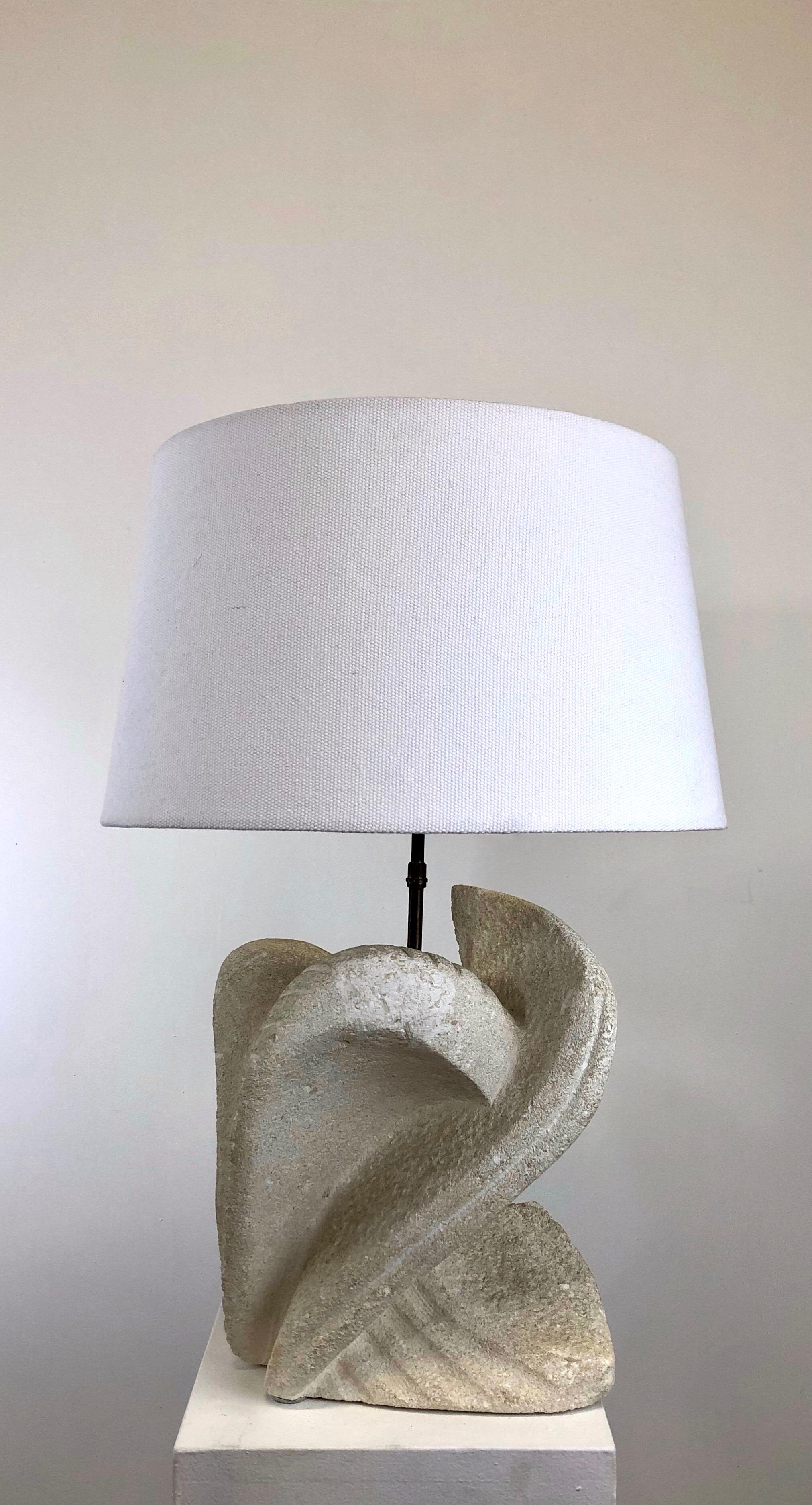 Vintage-Lampe aus massivem, geschnitztem Kalkstein aus den 1970er Jahren von Albert Tormos, Frankreich. 
Neu verkabelt und mit einer neuen, maßgeschneiderten Beschattung ausgestattet. 

Atemberaubende Form.

Maßnahmen: 
Der Sockel ist 26 x 20