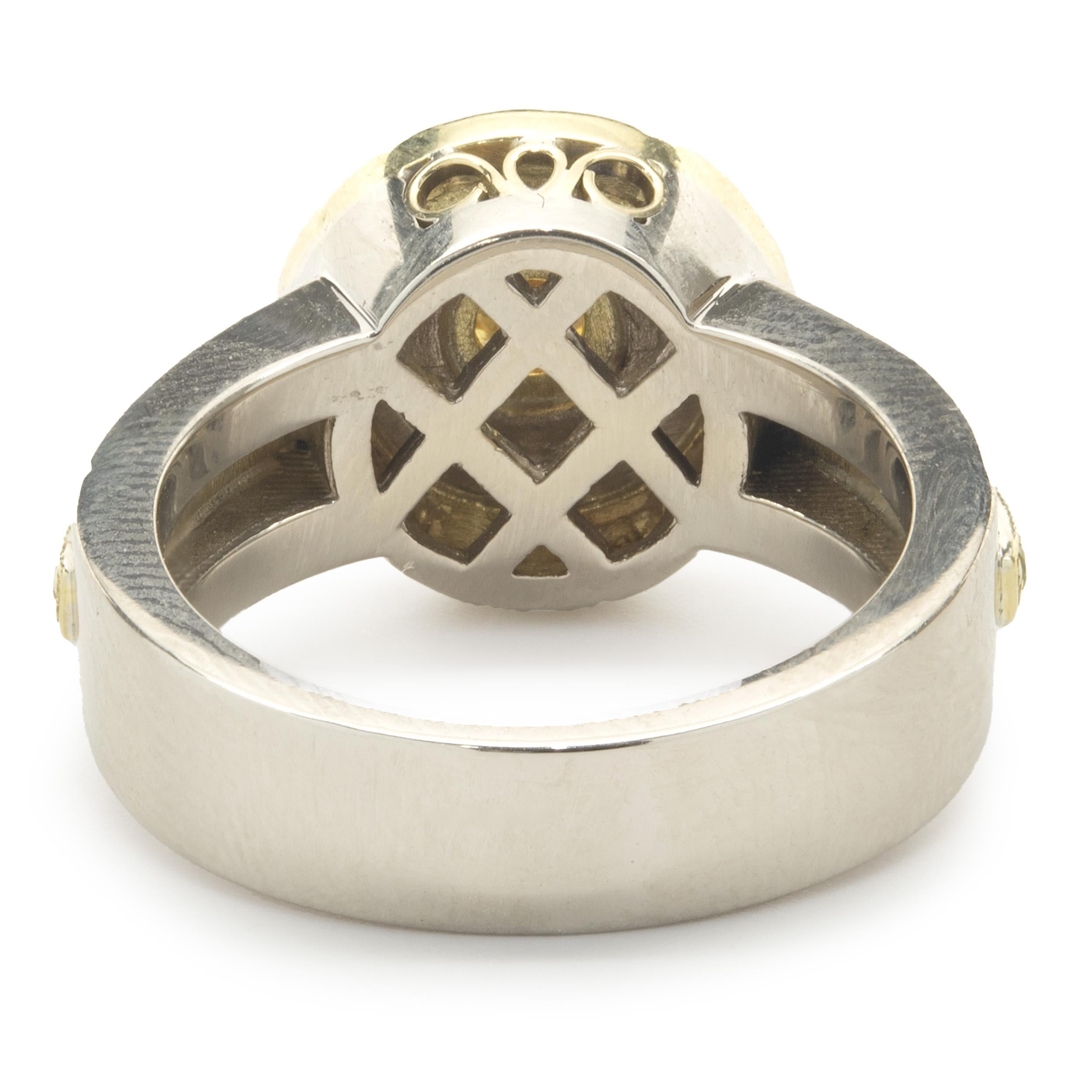 Taille ronde Uneek Bague en or jaune et blanc 18 carats avec diamants jaunes et blancs de fantaisie superposés en vente