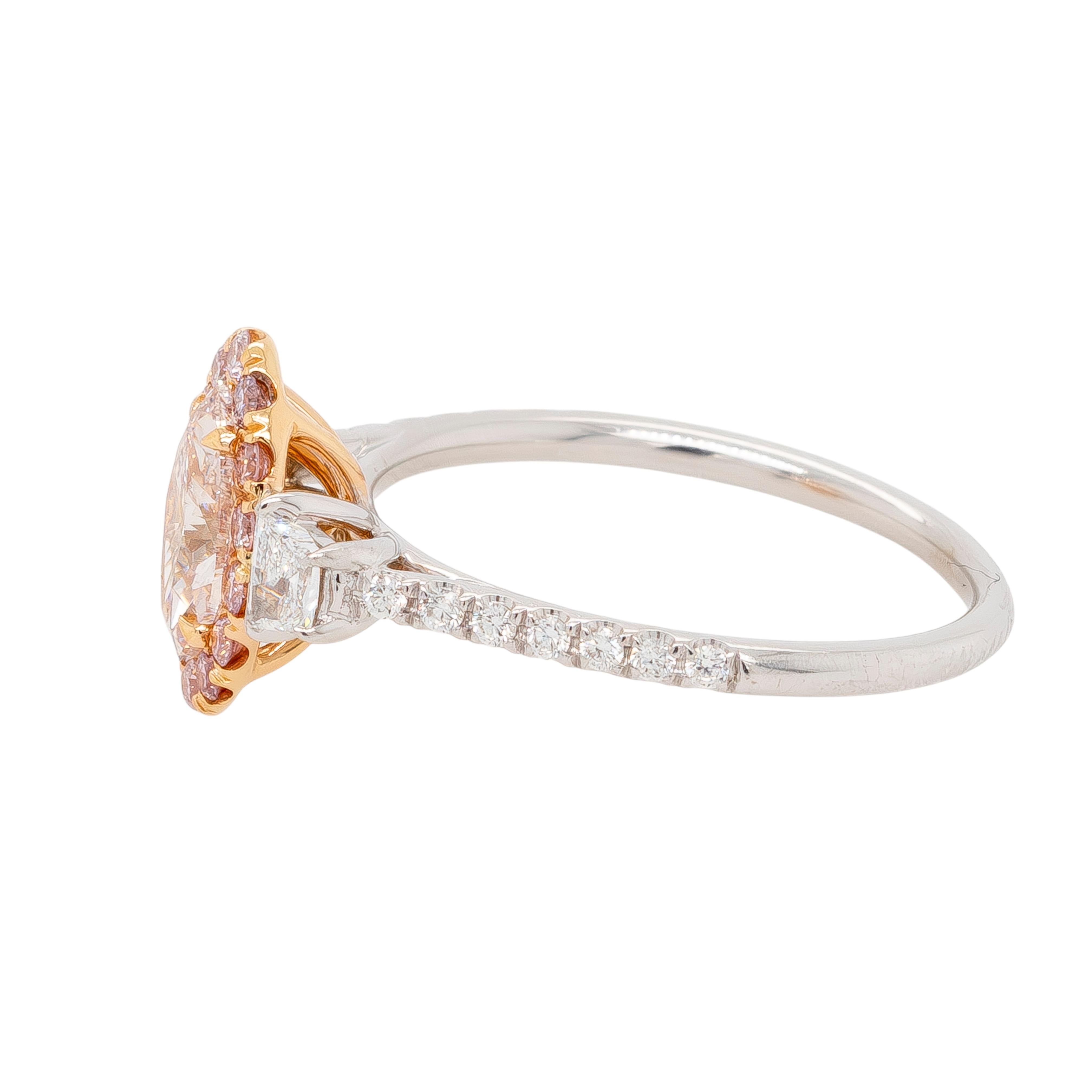 Questo squisito anello di fidanzamento Uneek irradia raffinatezza, grazie a un diamante rosa chiaro naturale da 0,70 carati con taglio a marquise (GIA #15686192) come pezzo centrale. L'elegante incastonatura a due tonalità di oro bianco e rosa 18