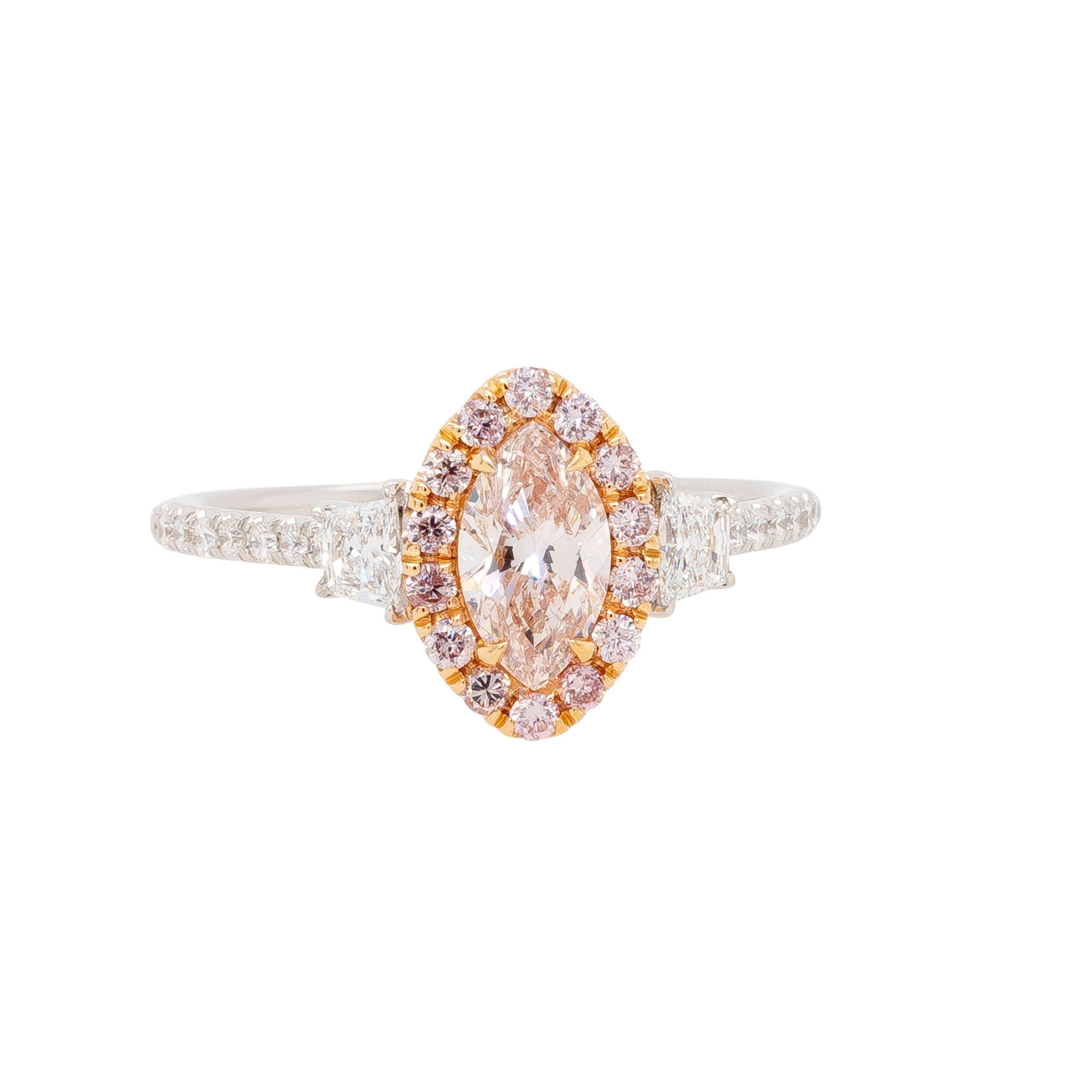 Cette exquise bague de fiançailles Uneek rayonne de sophistication, avec pour pièce maîtresse un diamant marquise rose clair naturel de 0,70 carat (GIA #15686192). L'élégante monture bicolore en or blanc et rose 18 carats met en valeur les teintes