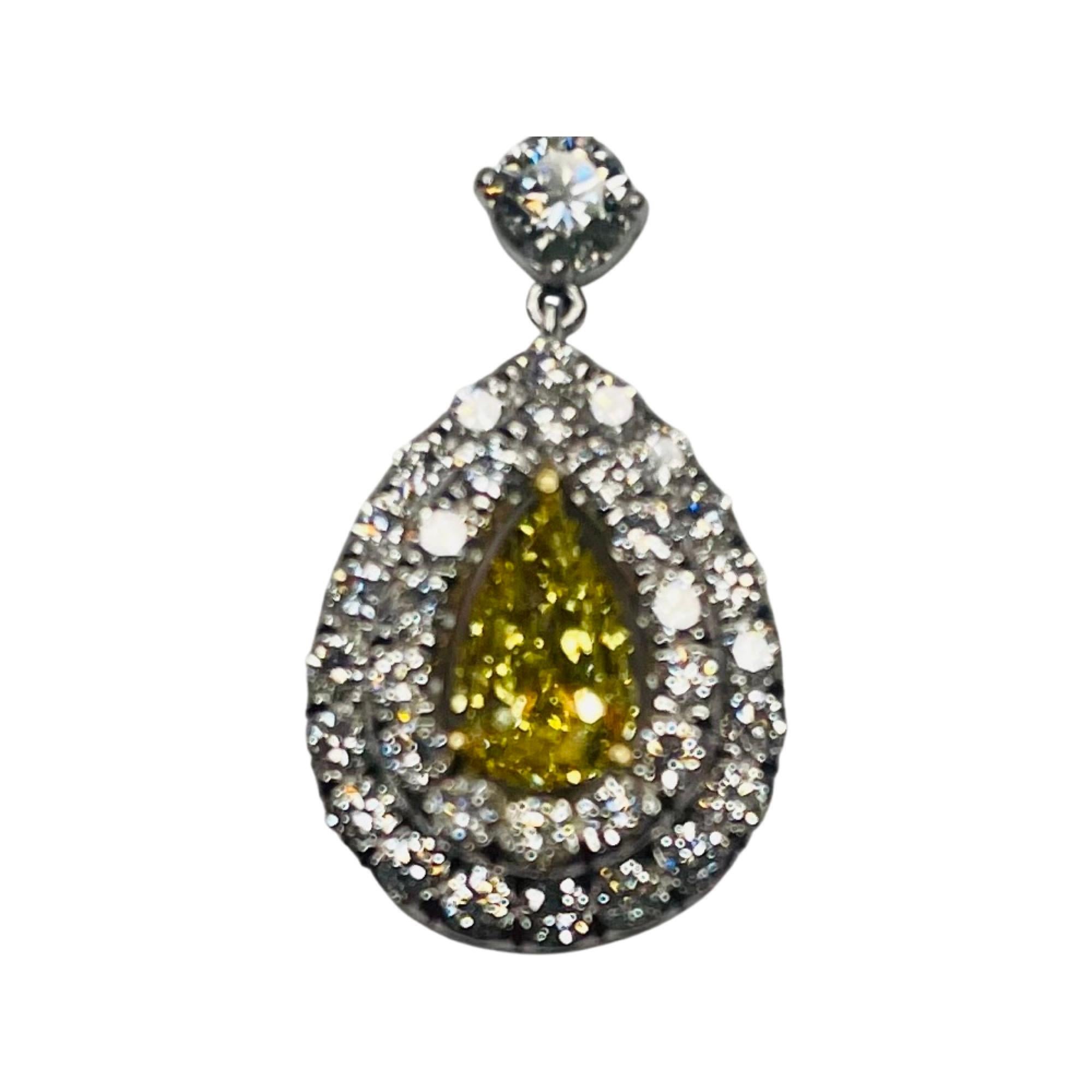 Halskette aus Platin und 18KT Gold mit weißen Diamanten und gelben Diamanten in der Mitte (Tropfenschliff) im Angebot