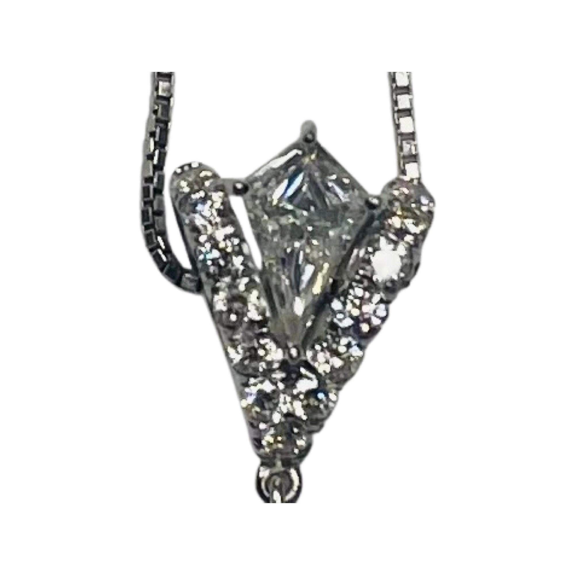 Halskette aus Platin und 18KT Gold mit weißen Diamanten und gelben Diamanten in der Mitte im Zustand „Neu“ im Angebot in Kirkwood, MO