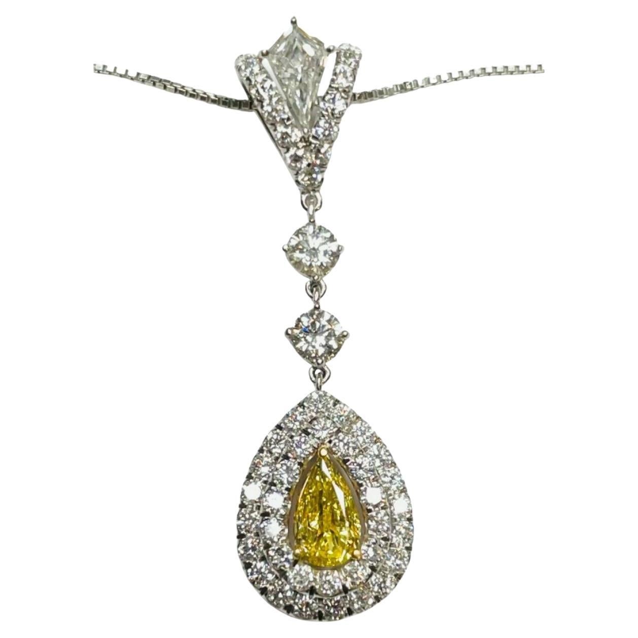 Halskette aus Platin und 18KT Gold mit weißen Diamanten und gelben Diamanten in der Mitte im Angebot