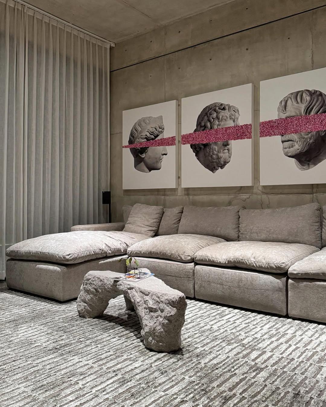 Bordes irregulares y superficie texturizada Mesa baja de piedra gris de Andres Monnier Siglo XXI y contemporáneo en venta