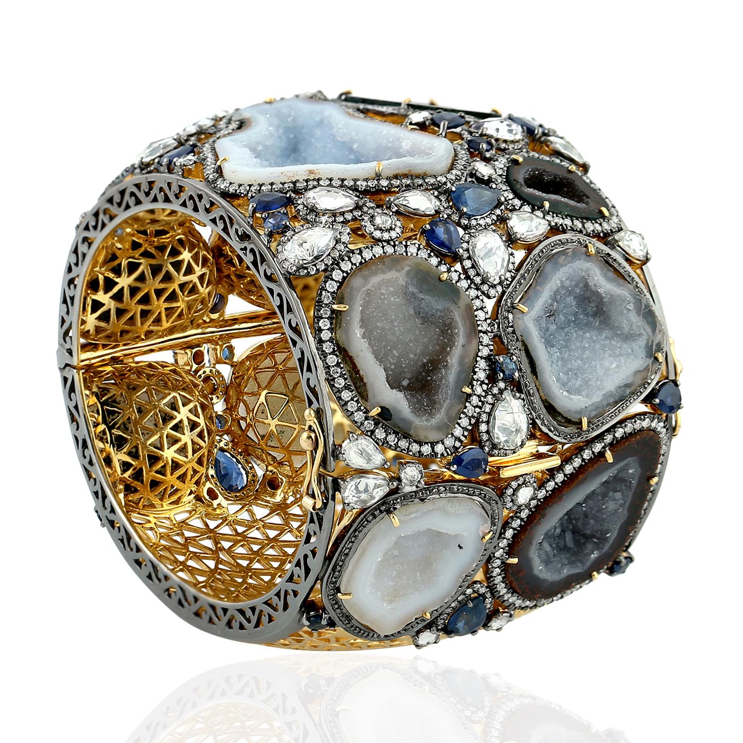 Artigiano Bracciale a geode irregolare con zaffiro blu e pavé di diamanti in oro giallo 18 carati e argento in vendita
