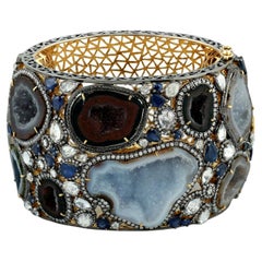 Uneven Geode Manchette avec saphir bleu et diamants pavés en or jaune 18 carats et argent