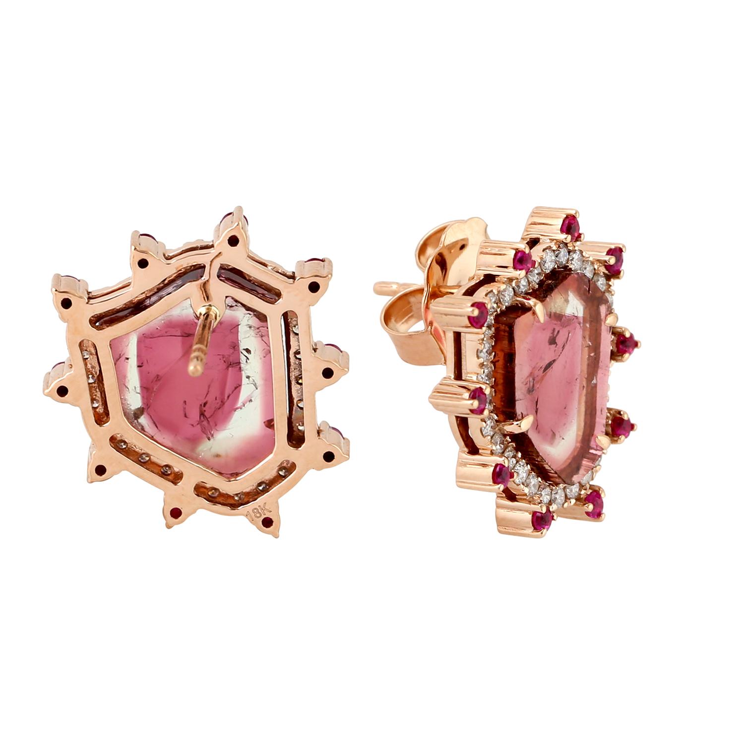 Artigiano Borchie con tormalina WaterMelon a forma irregolare, rubino e diamanti in oro 18 carati in vendita