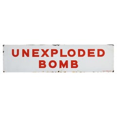 Panneau indiquant la présence d'une bombe non explosée, Angleterre vers 1940