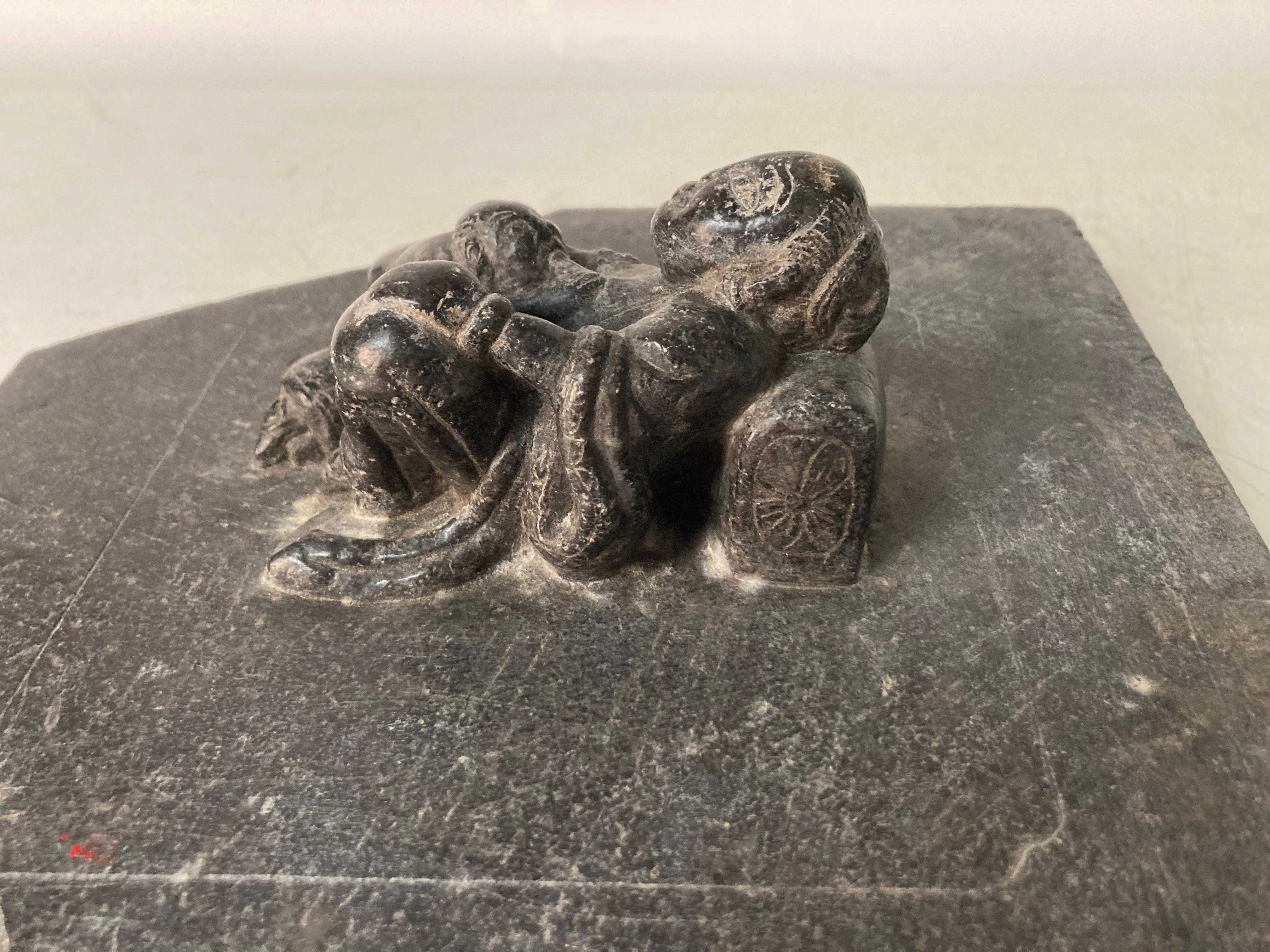 XX secolo Scultura in pietra Inuit Madre & Child non finita in studio A. Stone in vendita