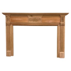 Camino in Wood non rifinito con raggi di sole intagliati e pilastri scanalati.