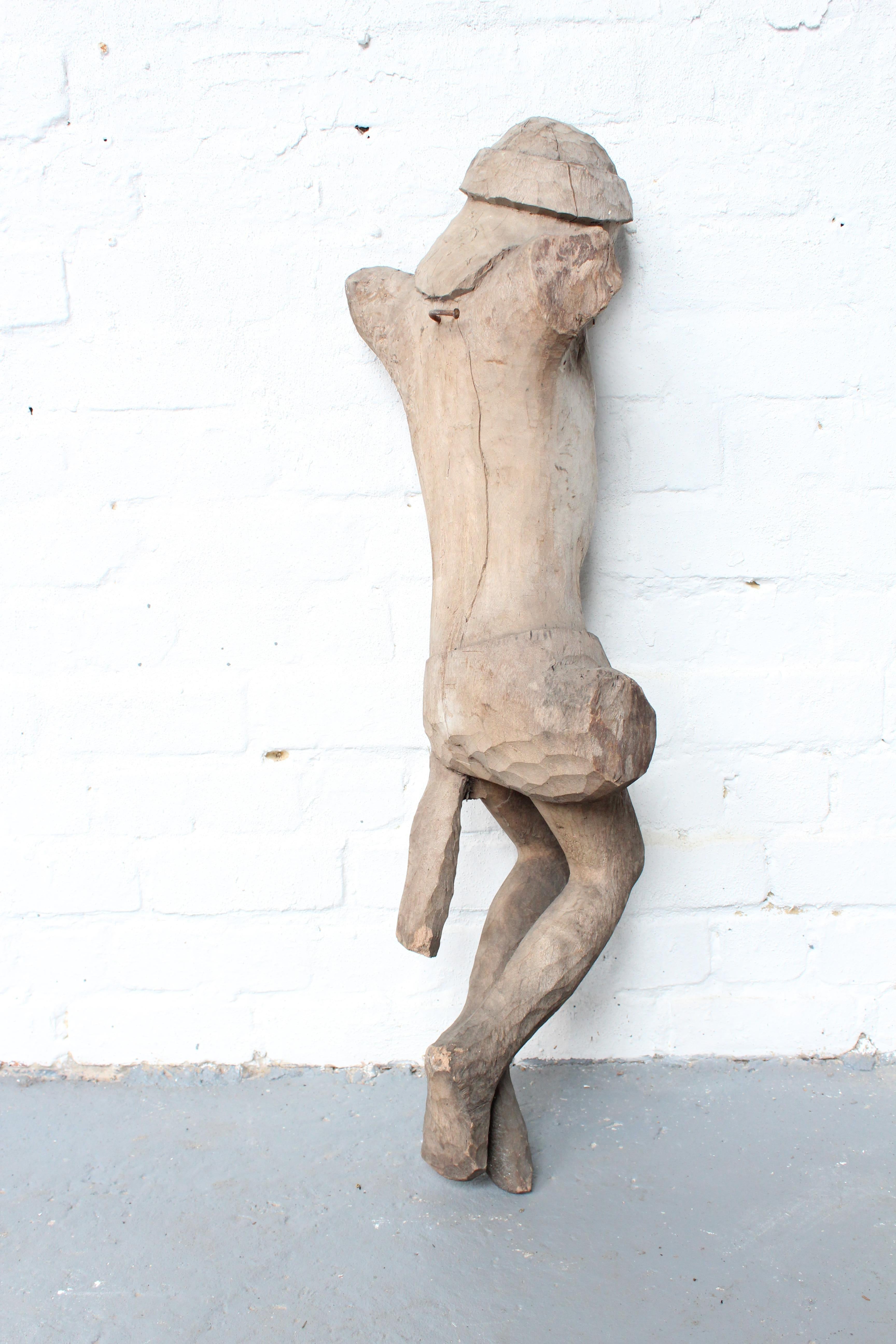 Grand corpus christ inachevé, en chêne. Ce corpus christ a été trouvé dans l'atelier d'un sculpteur connu pour ses statues religieuses et ses bustes de personnes aux Pays-Bas. Probablement au début du 20e siècle. Cette sculpture a une expression