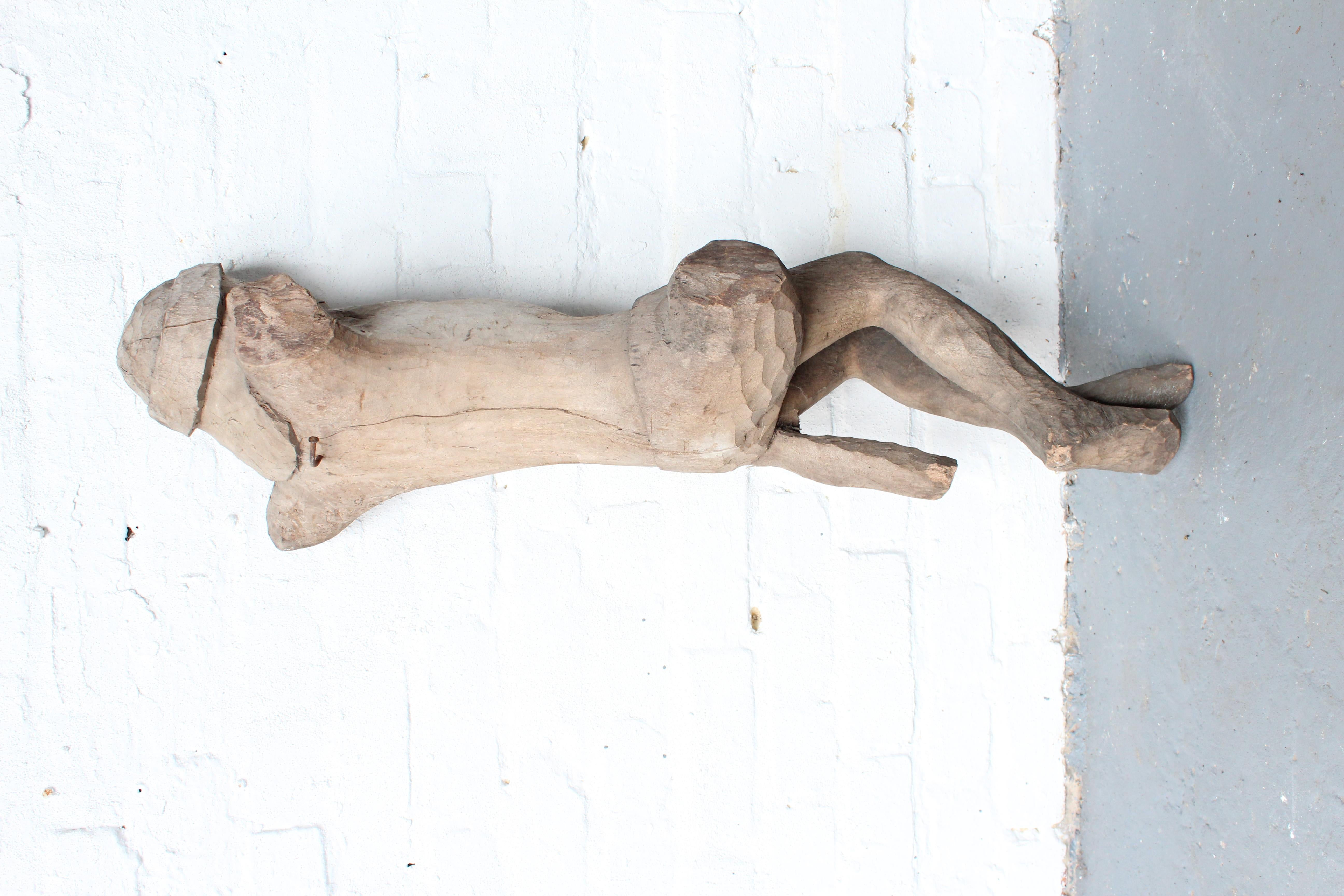 Grand corpus christ inachevé, en chêne. Ce corpus christ a été trouvé dans l'atelier d'un sculpteur connu pour ses statues religieuses et ses bustes de personnes aux Pays-Bas. Probablement au début du 20e siècle. Cette sculpture a une expression