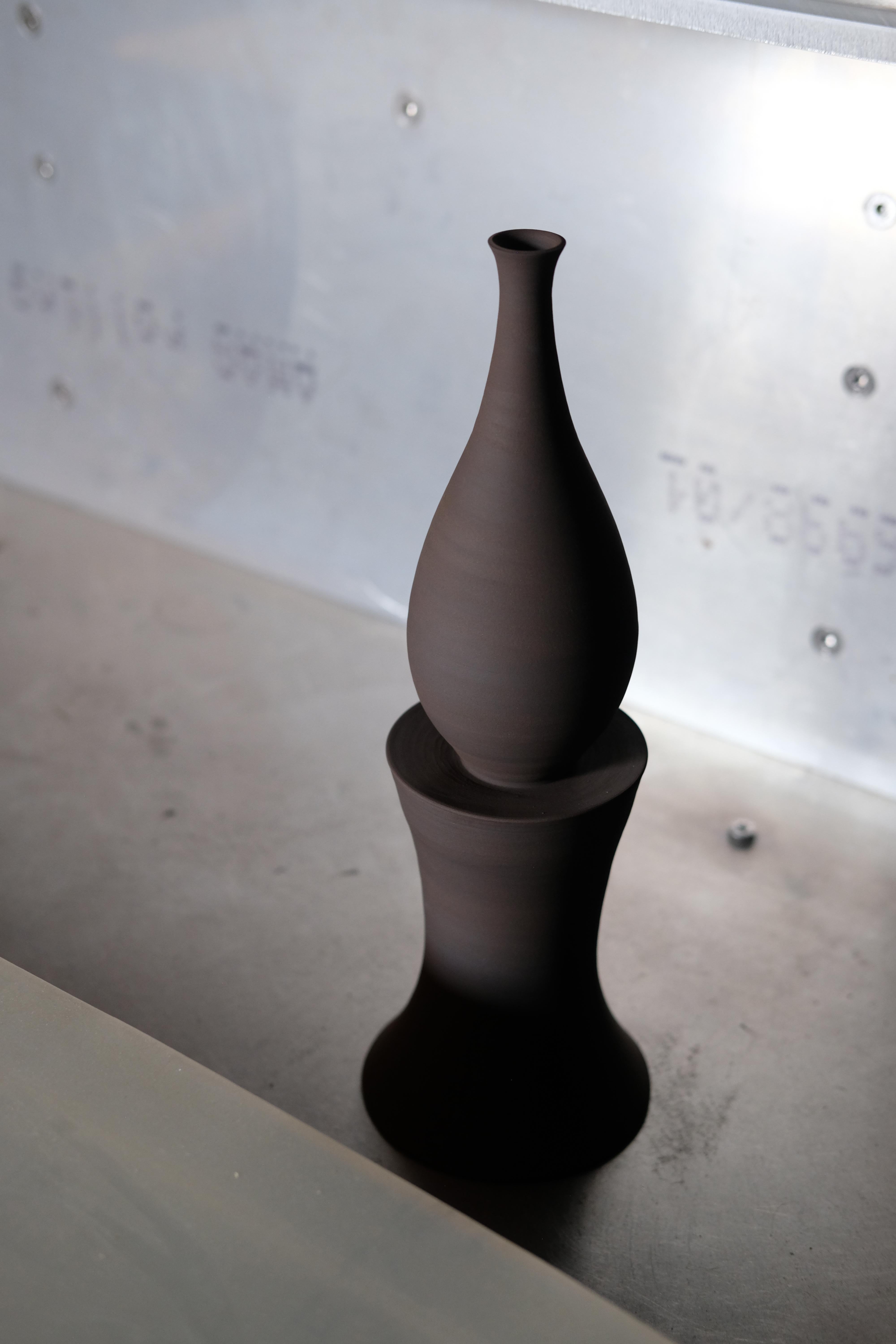 Postmoderne Unfolding Darkness Sculpture décorative de tous les jours en grès I par Giulia Cosenza en vente