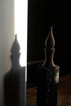 Scultura decorativa in gres per tutti i giorni Unfolding Darkness I di Giulia Cosenza