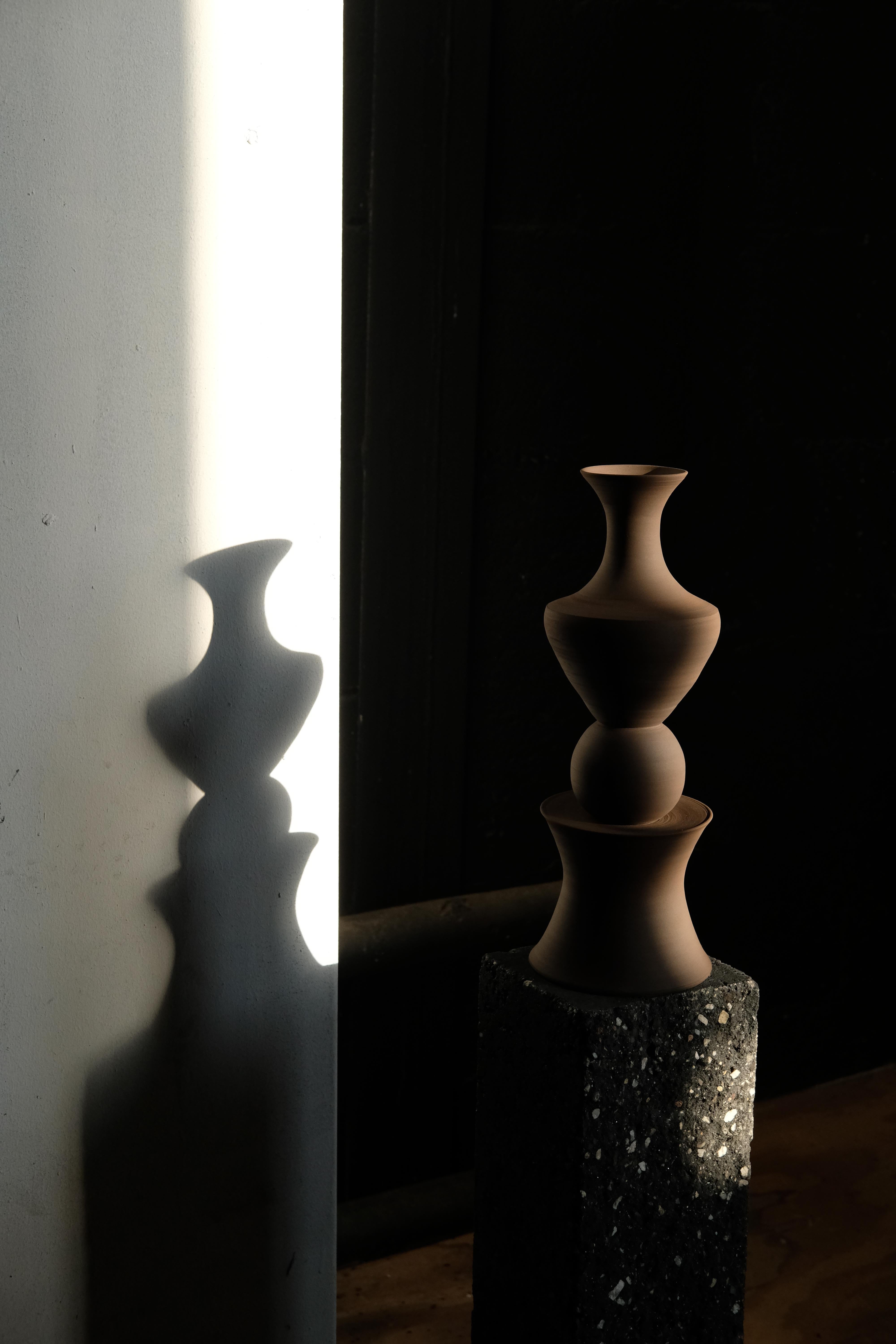Unfolding Darkness Sculpture décorative de tous les jours en grès II par Giulia Cosenza
Pièce unique.
Dimensions : D 13 x L 13 x H 36 cm.
MATERIAL : Grès brun foncé à texture lisse. 

Chaque sculpture est unique et entièrement réalisée à la main.