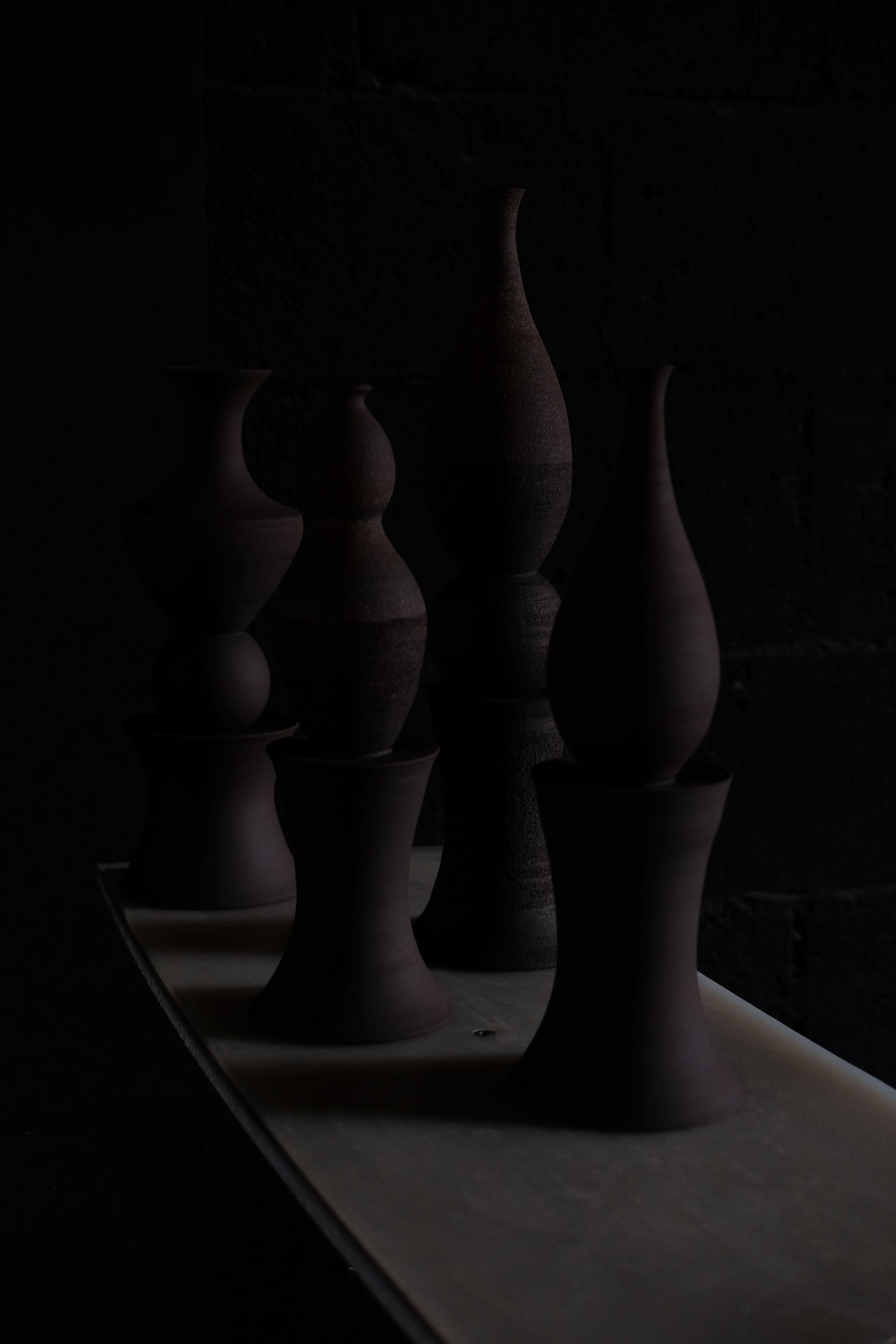 Autre Unfolding Darkness Sculpture décorative de tous les jours en grès II par Giulia Cosenza en vente