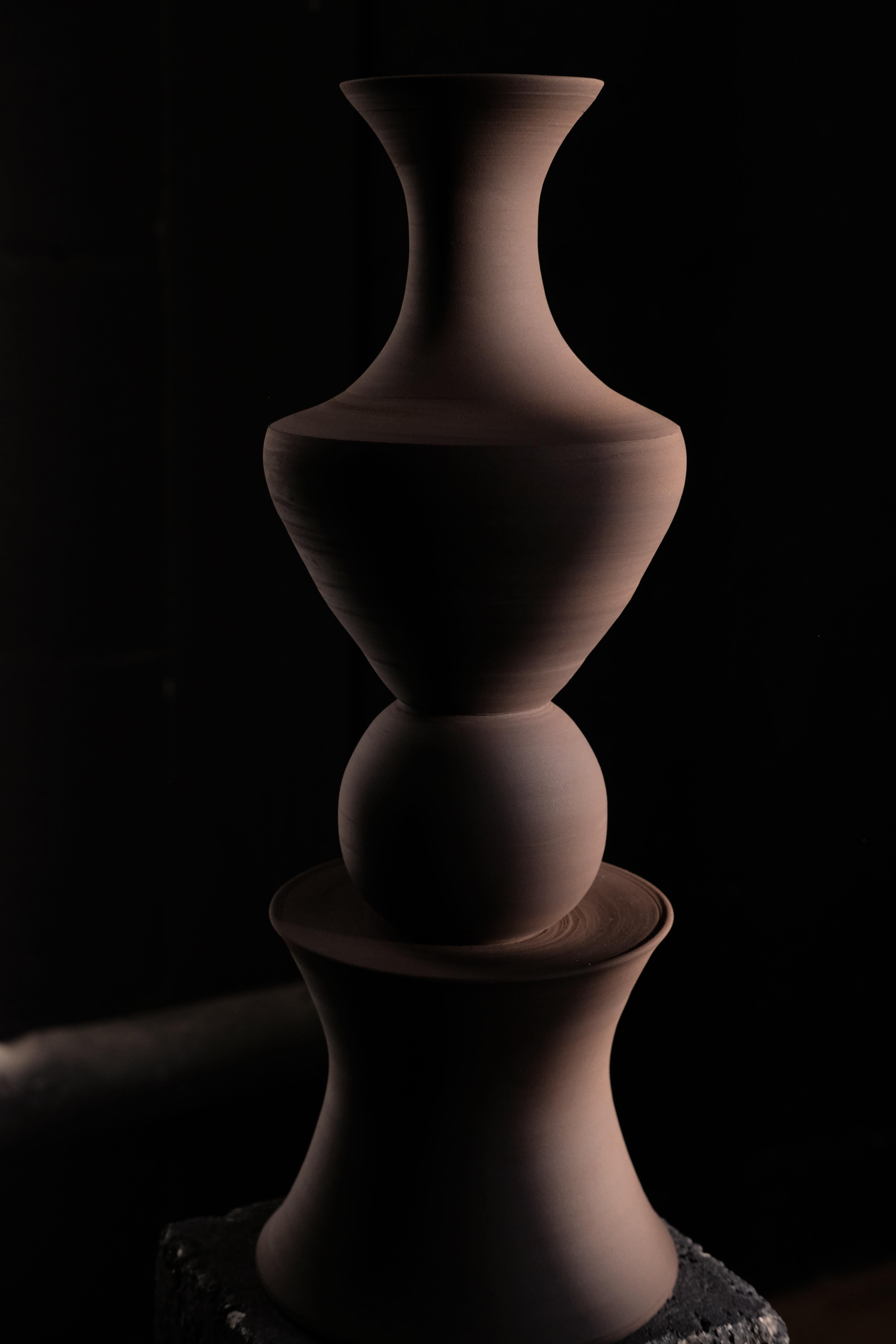 Néerlandais Unfolding Darkness Sculpture décorative de tous les jours en grès II par Giulia Cosenza en vente