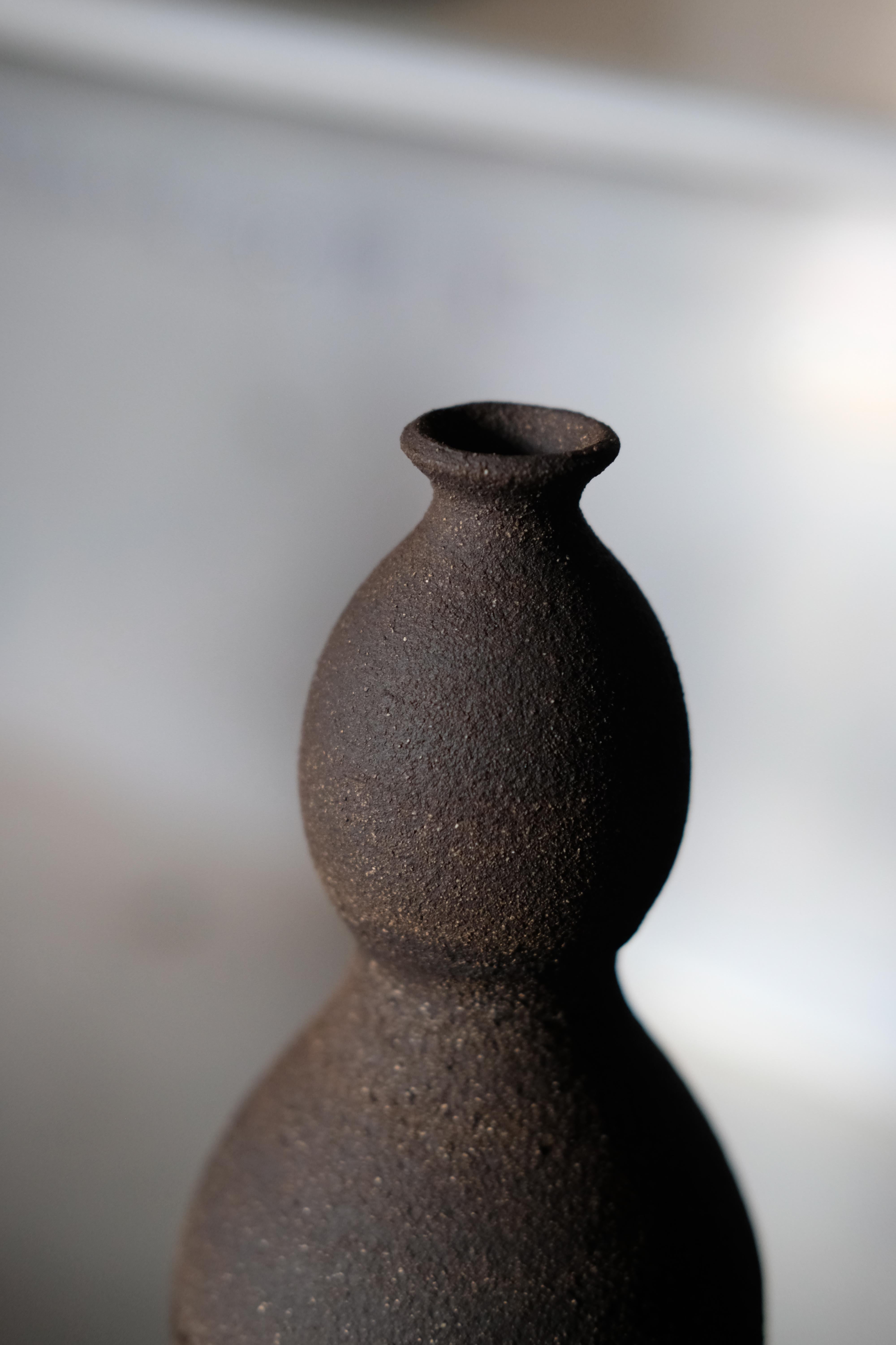Postmoderne Unfolding Darkness Décorative Stoneware Everyday Sculpture III by Giulia Cosenza en vente