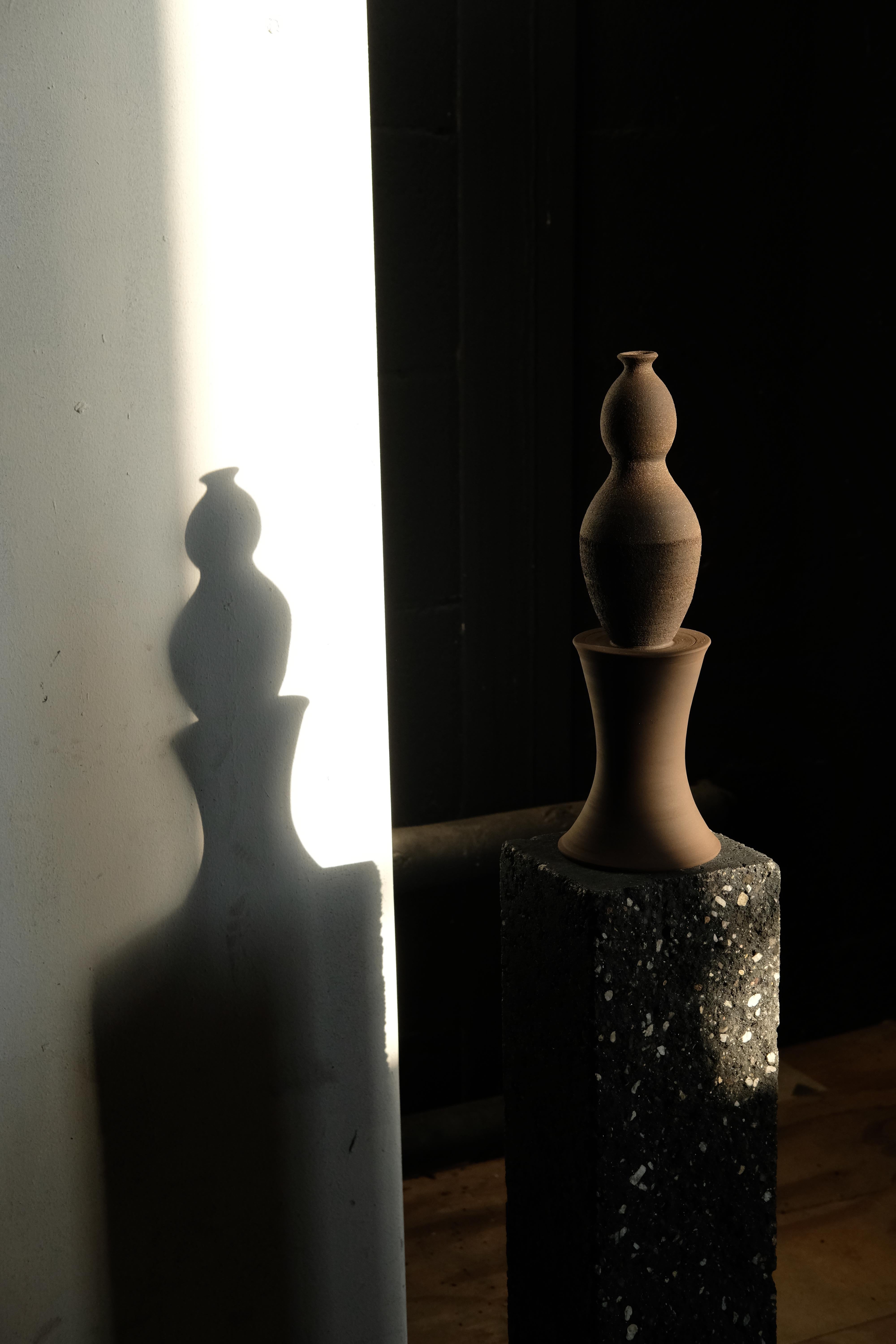 Unfolding Darkness Décorative Stoneware Everyday Sculpture III by Giulia Cosenza
Pièce unique.
Dimensions : D 12 x L 12 x H 35 cm.
MATERIAL : Grès brun foncé, avec une texture lisse et rugueuse. 

Chaque sculpture est unique et entièrement réalisée