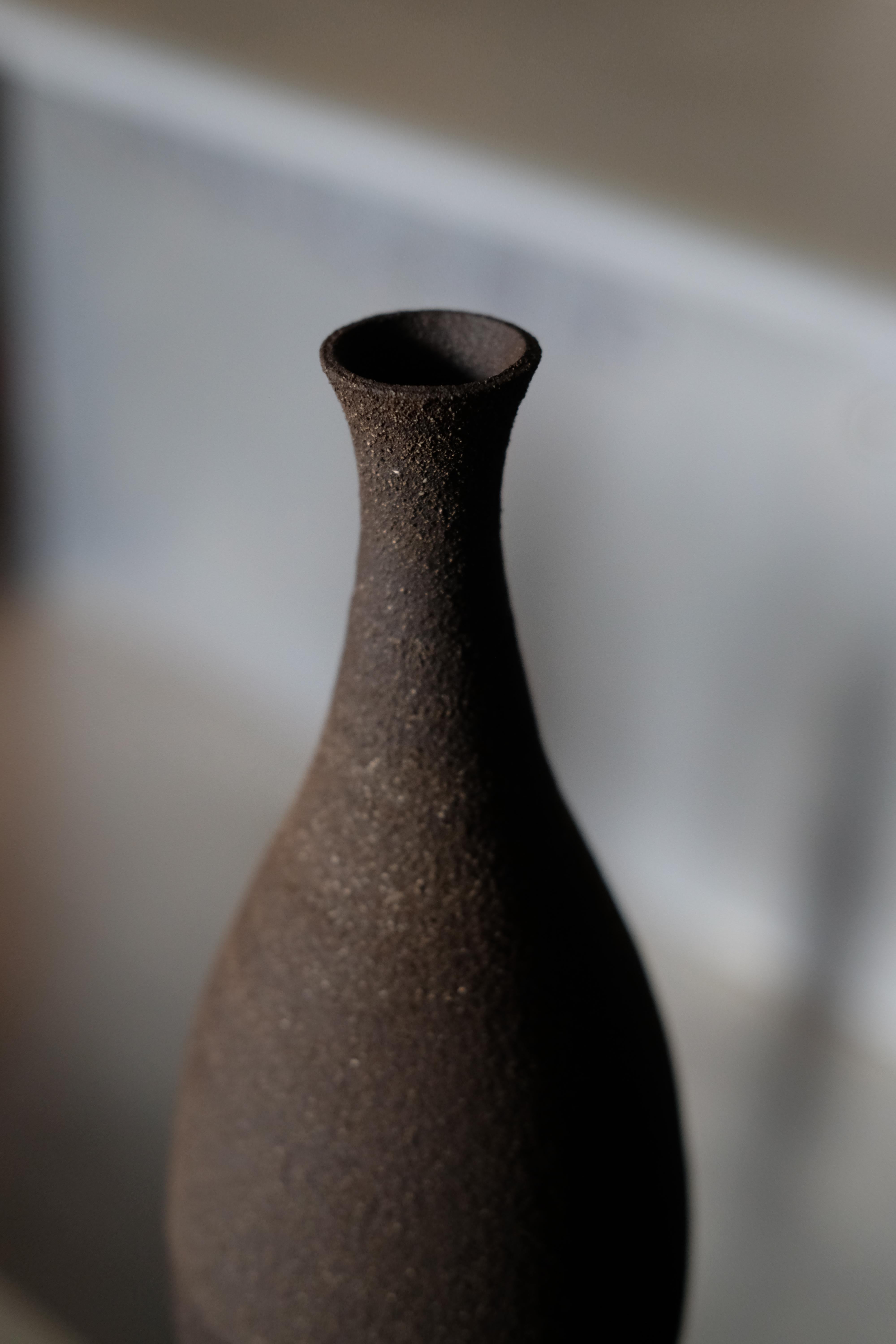 Postmoderne Unfolding Darkness Décorative Stoneware Everyday Sculpture IV by Giulia Cosenza en vente