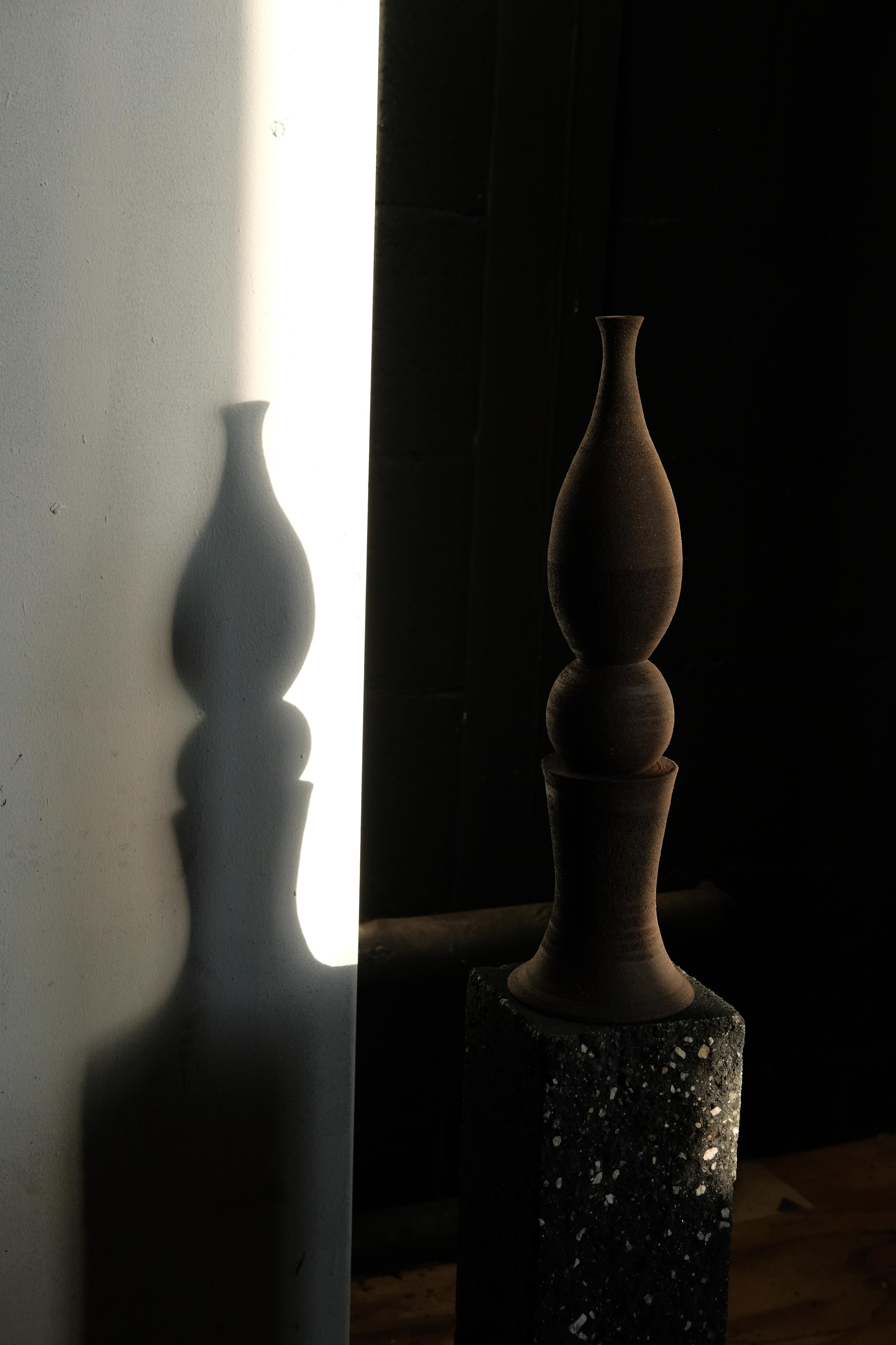 Unfolding Darkness Décorative Stoneware Everyday Sculpture IV by Giulia Cosenza
Pièce unique.
Dimensions : D 13 x L 13 x H 46 cm.
MATERIAL : Grès brun foncé à texture rugueuse. 

Chaque sculpture est unique et entièrement réalisée à la main. Tous
