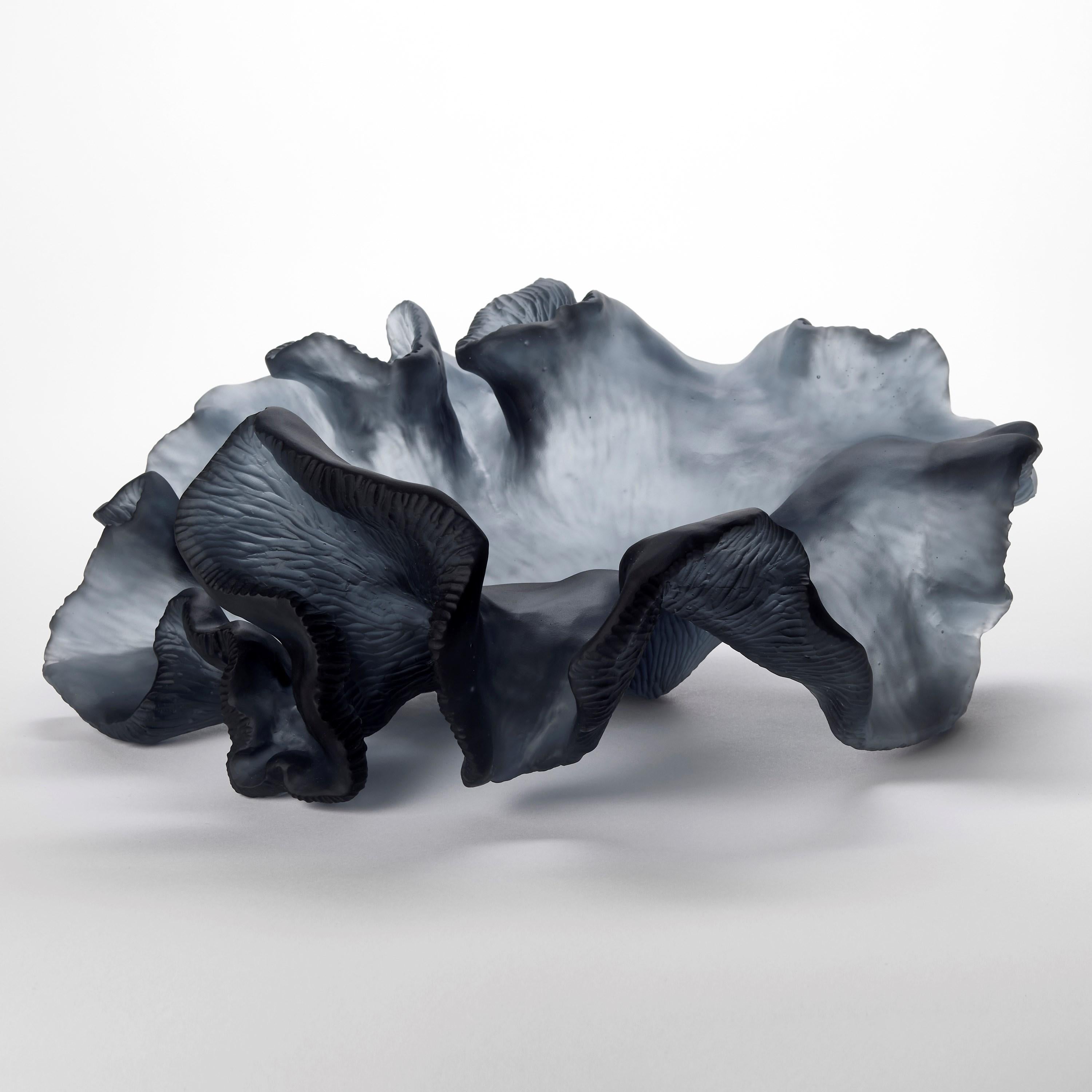 'Unfolding Existence' è un'esclusiva scultura in vetro fuso dell'artista danese Monette Larsen.

Larsen è sempre stato affascinato dal concetto di bellezza all'interno della natura; cosa rende bella una cosa e le caratteristiche che la definiscono