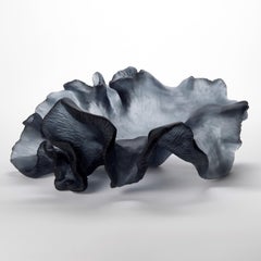 Unfolding Existence, sculpture en verre coulé gris d'inspiration corail de Monette Larsen