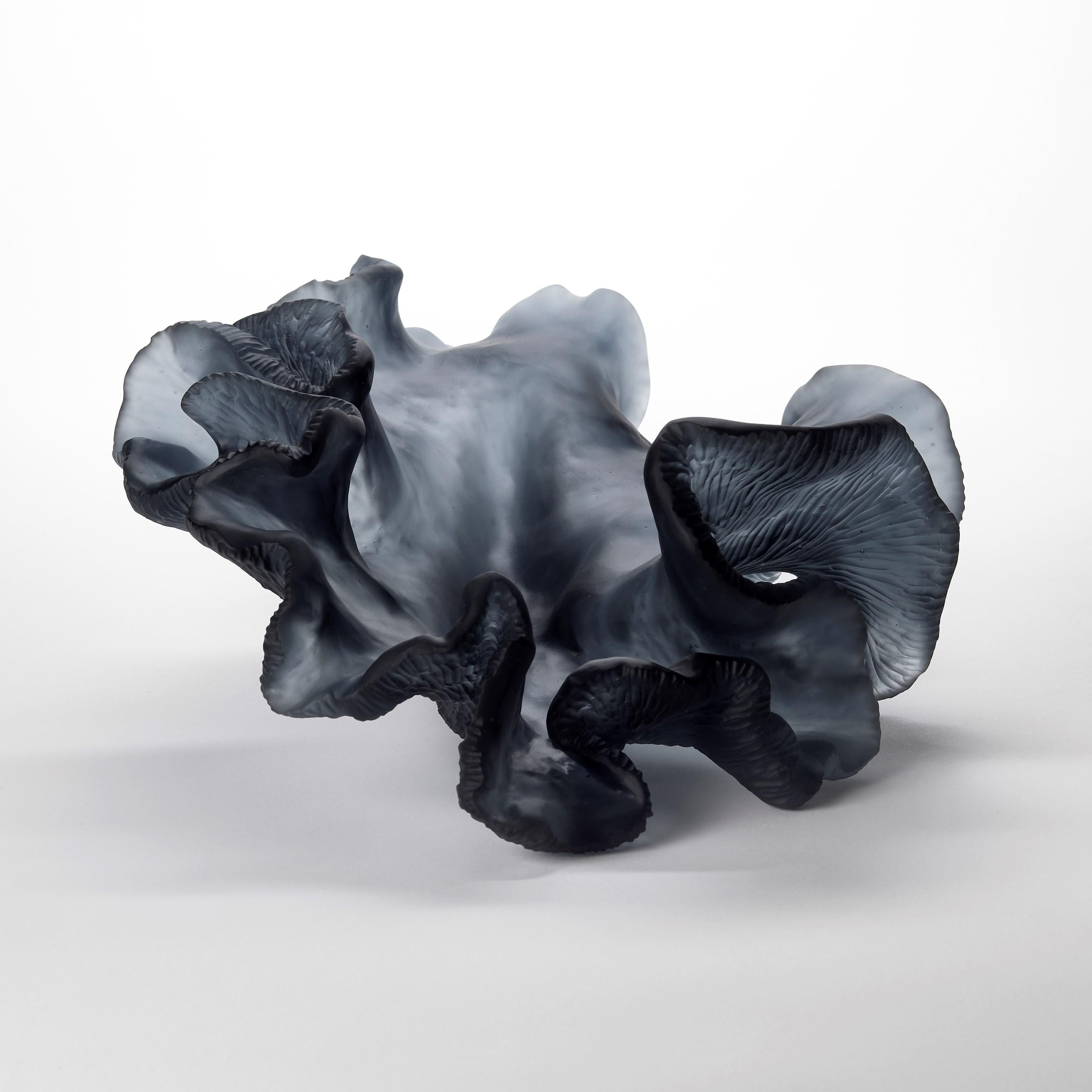 Organico moderno Unfolding Existence, scultura in vetro fuso ispirata al corallo grigio di Monette Larsen in vendita