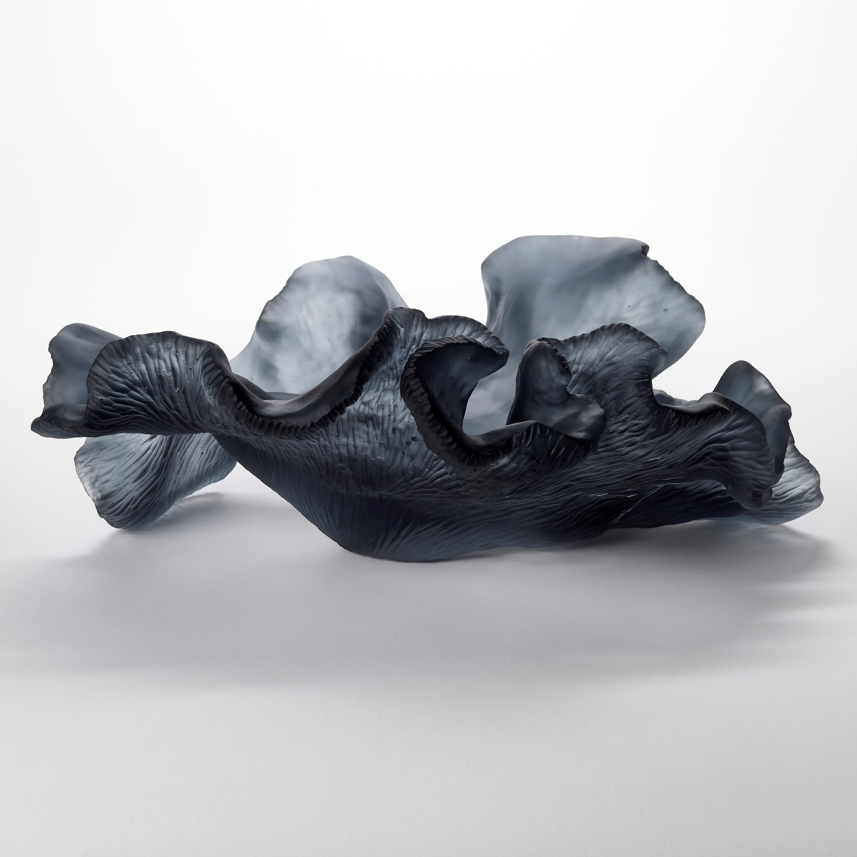Britannico Unfolding Existence, scultura in vetro fuso ispirata al corallo grigio di Monette Larsen in vendita