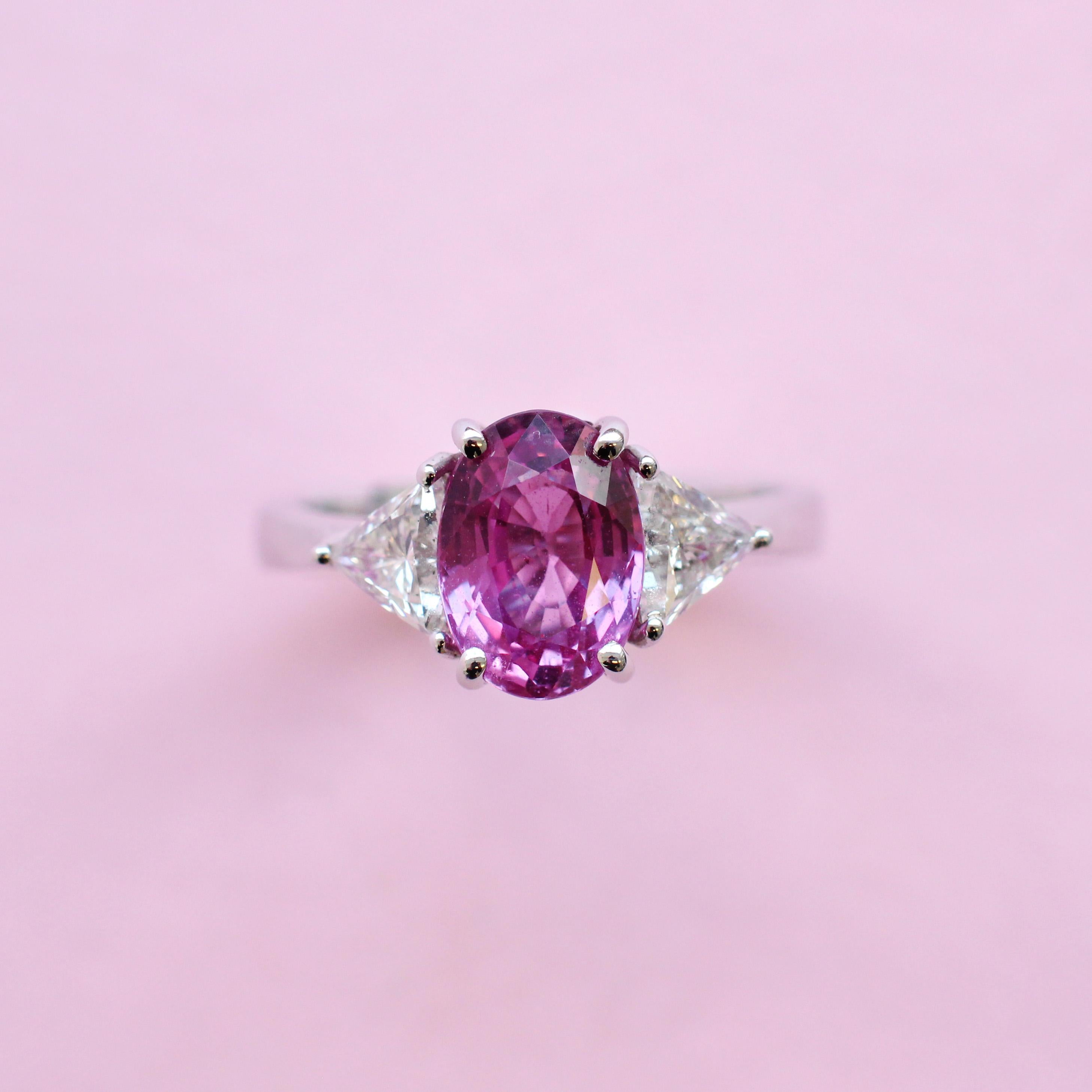 Unvergesslicher dreisteiniger Ring mit 3,20 Karat rosa Saphir und weißem Diamant (Ovalschliff) im Angebot