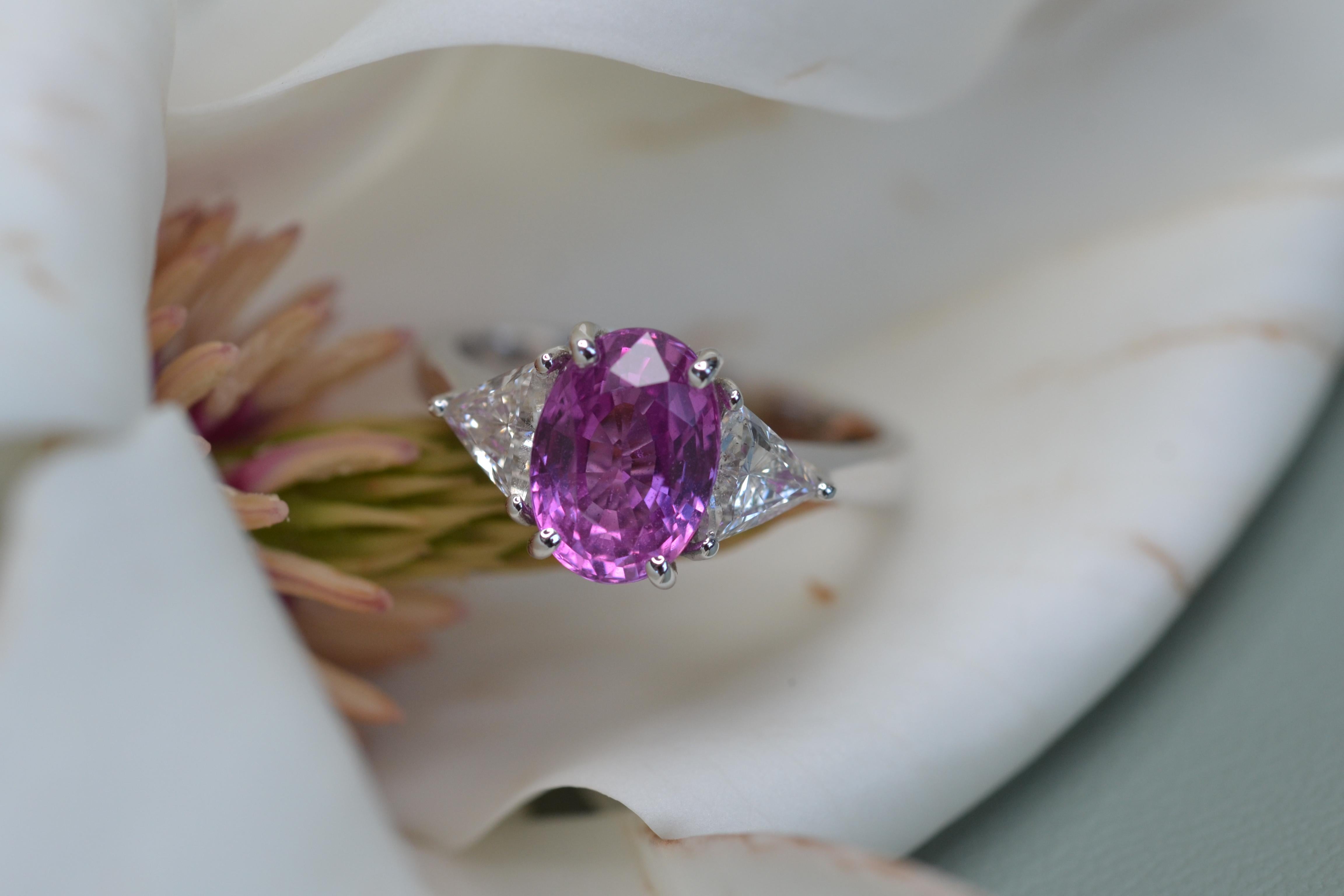 Unvergesslicher dreisteiniger Ring mit 3,20 Karat rosa Saphir und weißem Diamant (Zeitgenössisch) im Angebot
