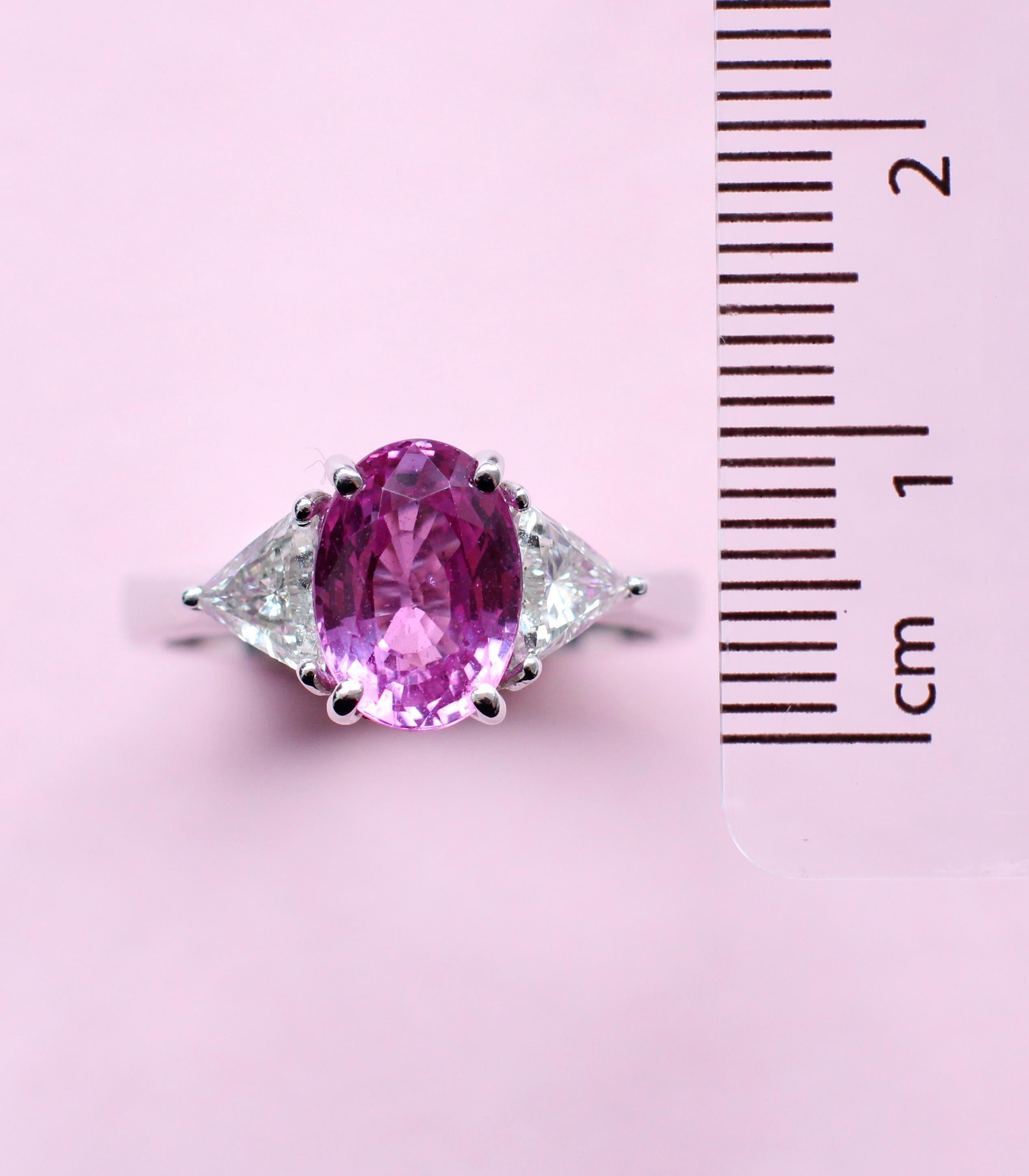 Unvergesslicher dreisteiniger Ring mit 3,20 Karat rosa Saphir und weißem Diamant im Zustand „Hervorragend“ im Angebot in London, GB