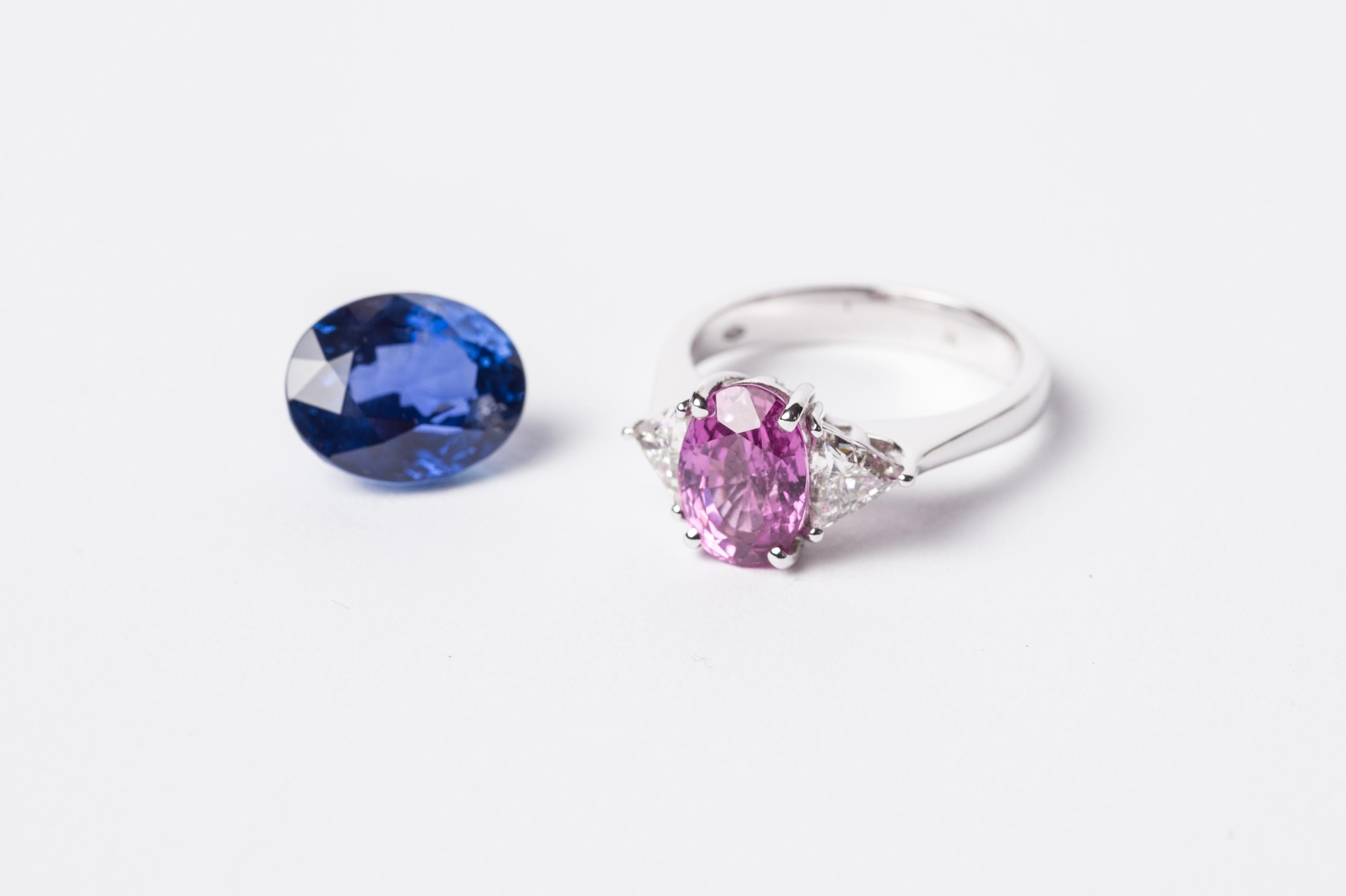 Unvergesslicher dreisteiniger Ring mit 3,20 Karat rosa Saphir und weißem Diamant im Angebot 4