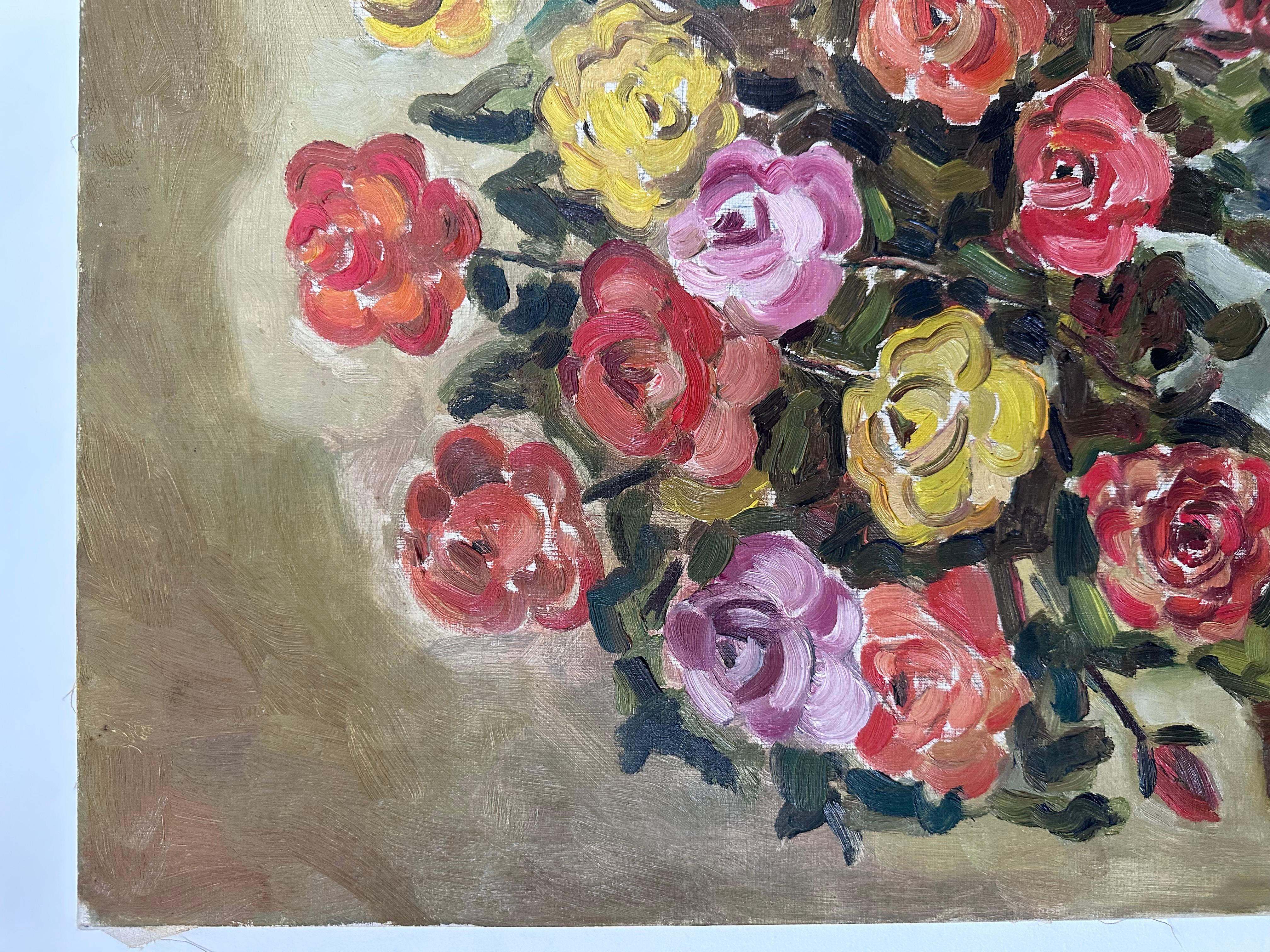 Este vibrante bodegón de la Bélgica de los años 50, firmado por Erik Bassez, representa un exuberante ramo de rosas multicolores dispuestas en un jarrón blanco redondeado con detalles azules. Las flores están representadas con pinceladas ricas y