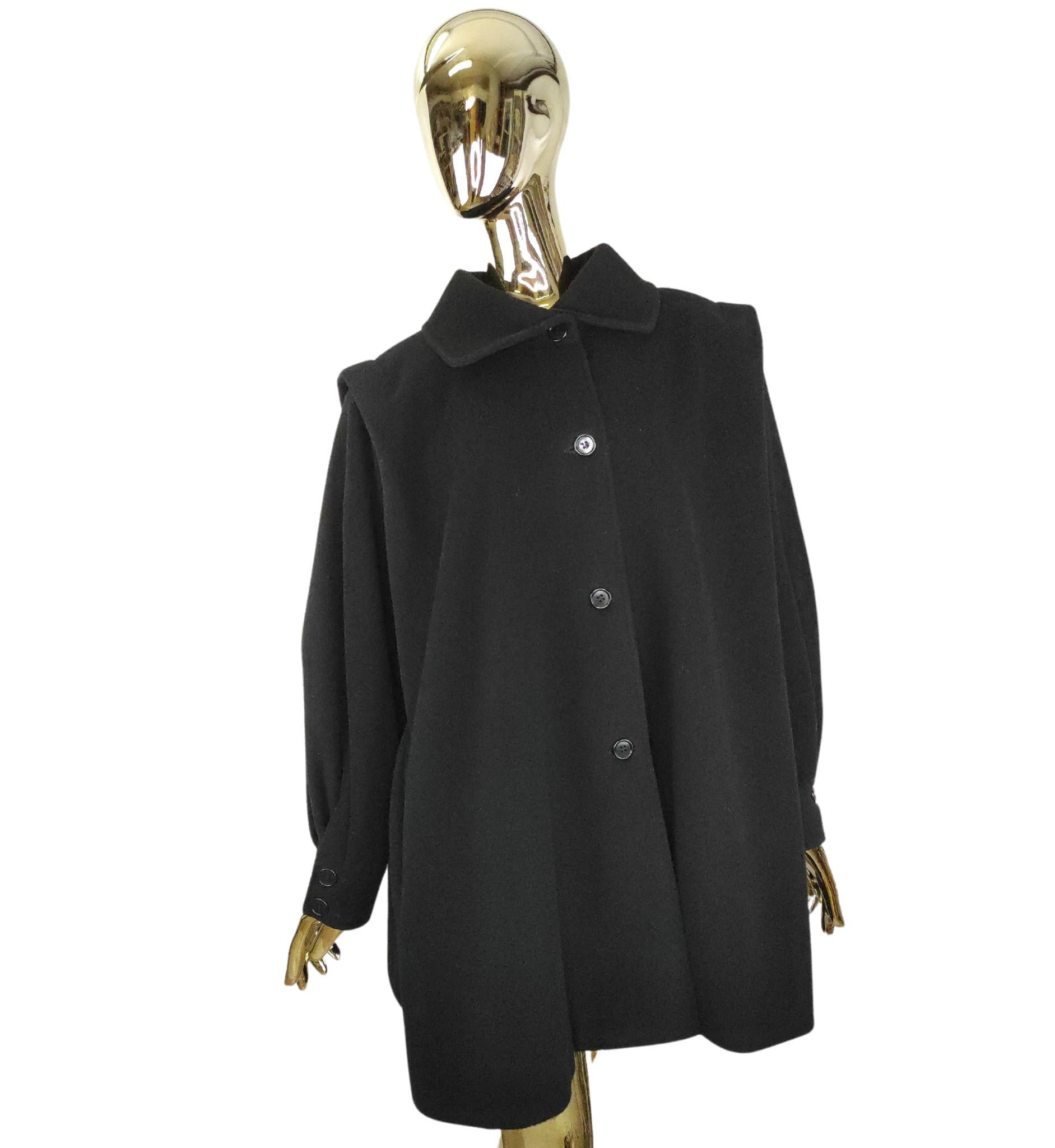 Cappotto nero Ungaro
Lana
Con la cintura
Foderato
Spalle imbottite e strutturate
1980s

Taglia 46 IT
Misure:
spalle 48 cm - 19 in
busto 87 cm - 34 in
lunghezza 87 cm - 34 in

Condizioni eccellenti