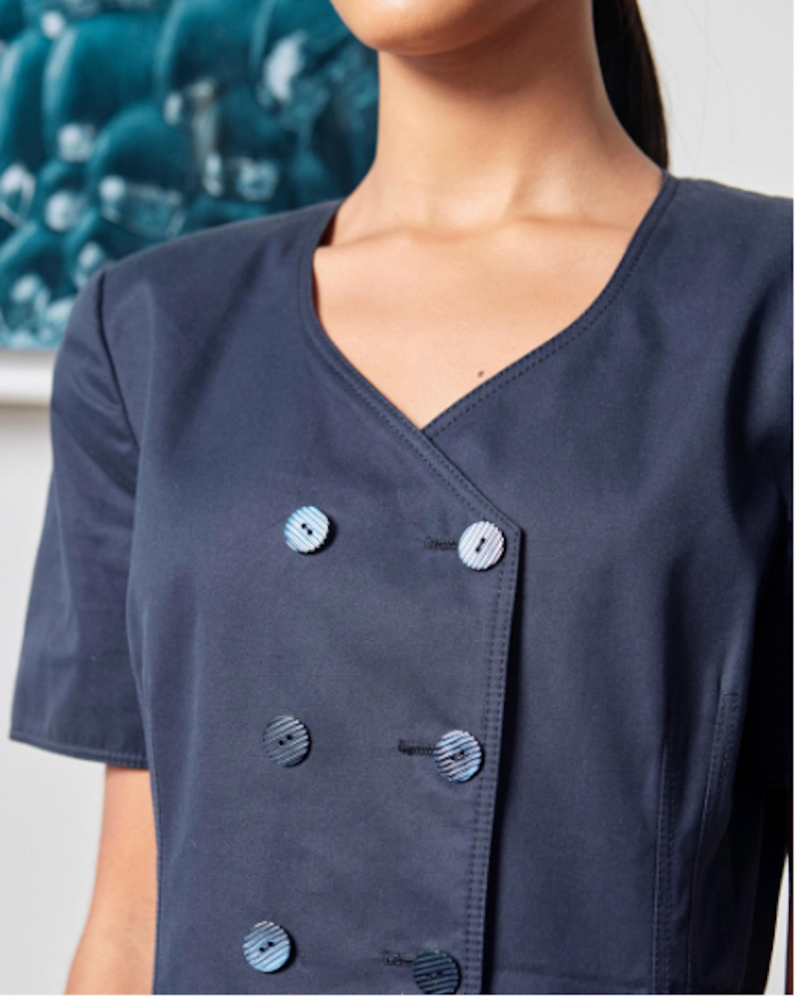 VINTAGE BY

1990 Ungaro - Robe marine à double boutonnage. Légèrement paddé aux épaules. 100% coton. Excellent Vintage Condition. 

Épaules 16 in
Poitrine de 38 pouces
Taille 32 pouces
Hanches 39 in
Manche 9,5 pouces
Longueur 40 pouces

Peut